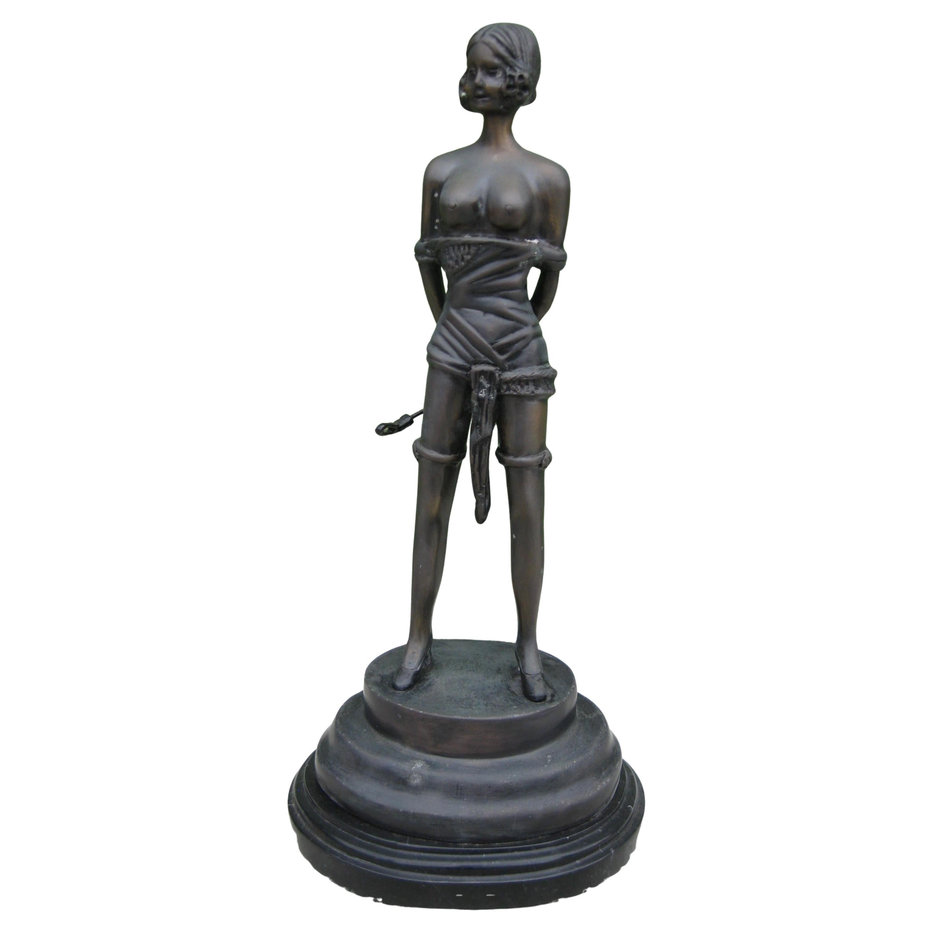 Scultura femminile erotica Bondage S&M in bronzo Dopo Bruno Zach Il frustino 13,5 in vendita