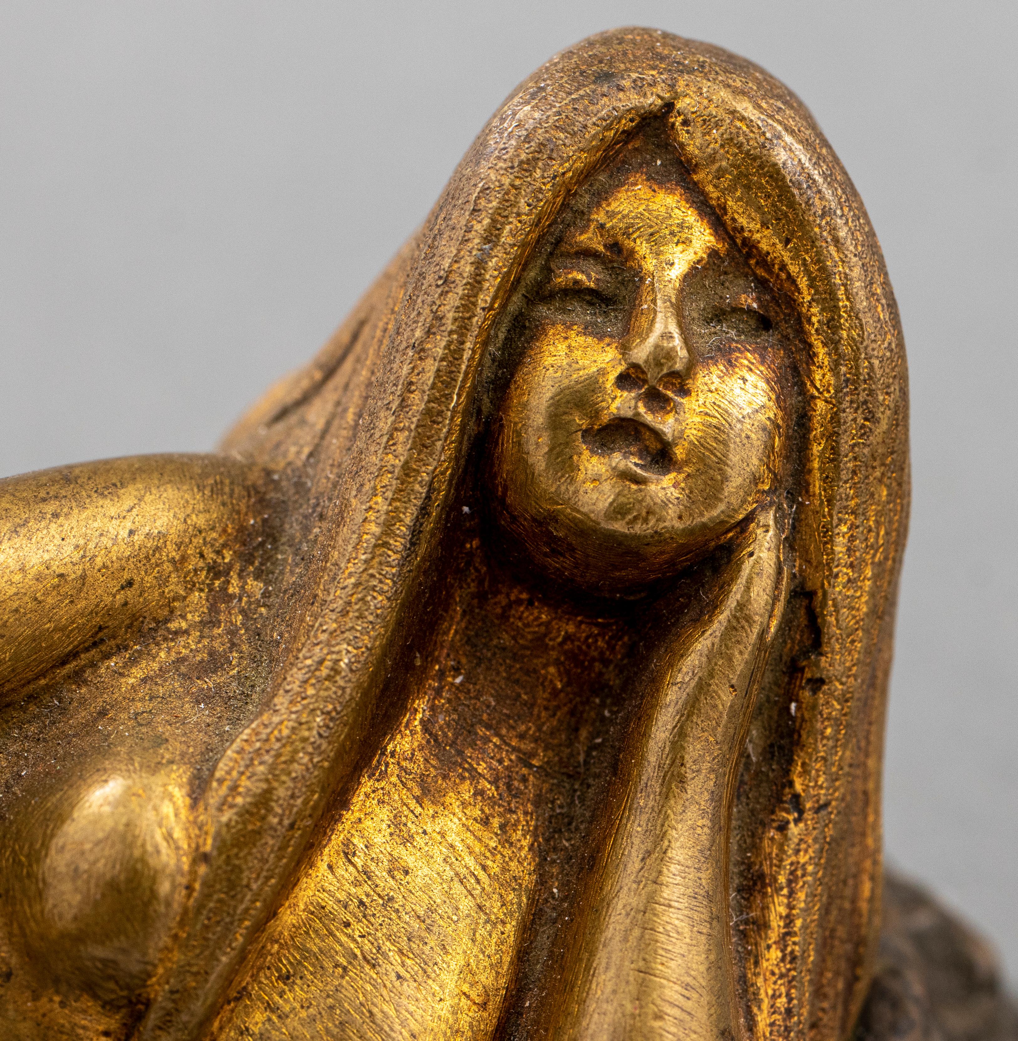 Kleine erotische vergoldete und patinierte Bronze einer nackten, liegenden Frau, unsigniert. 2,25