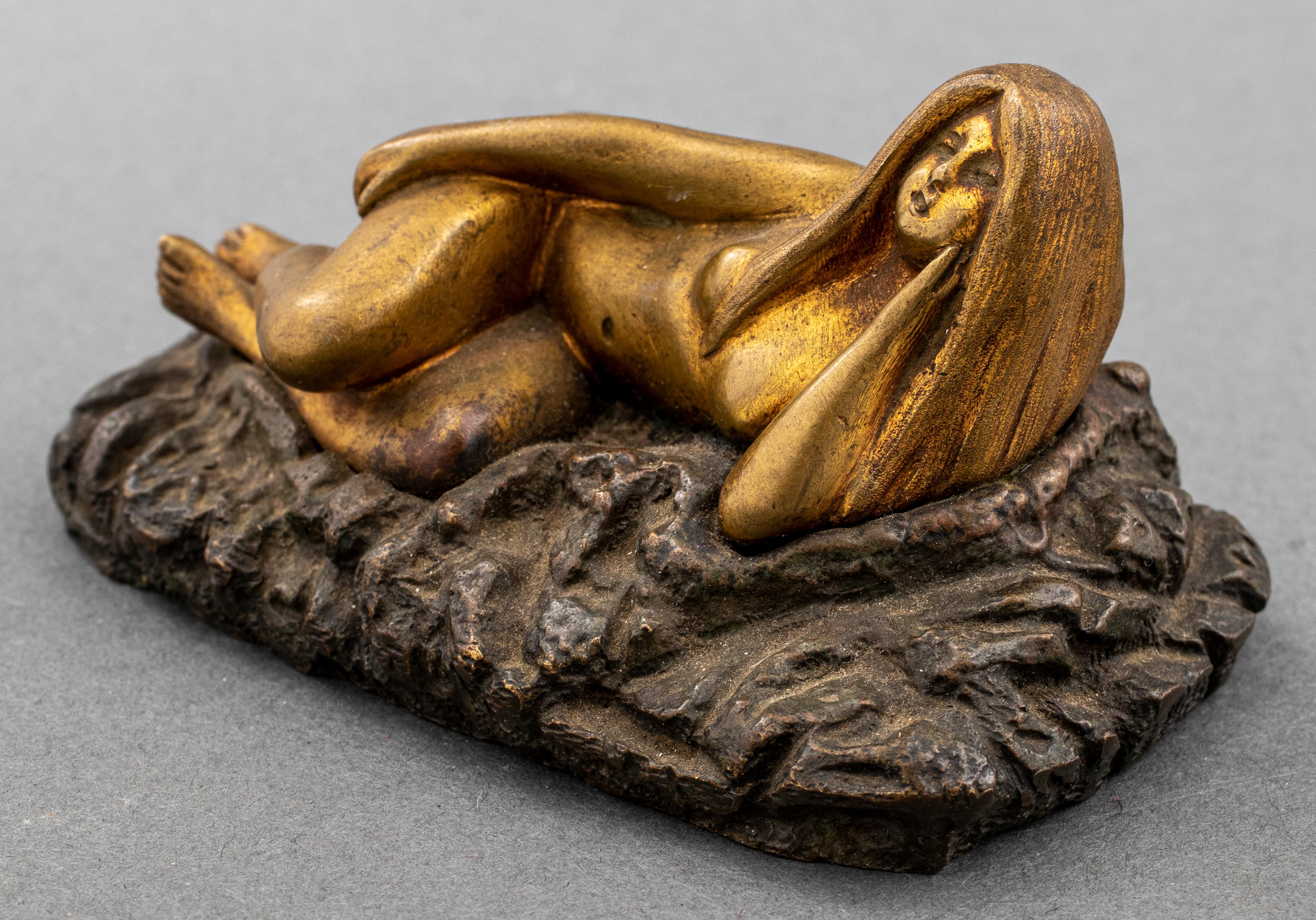 Bronze érotique d'une femme nue couchée Bon état - En vente à New York, NY