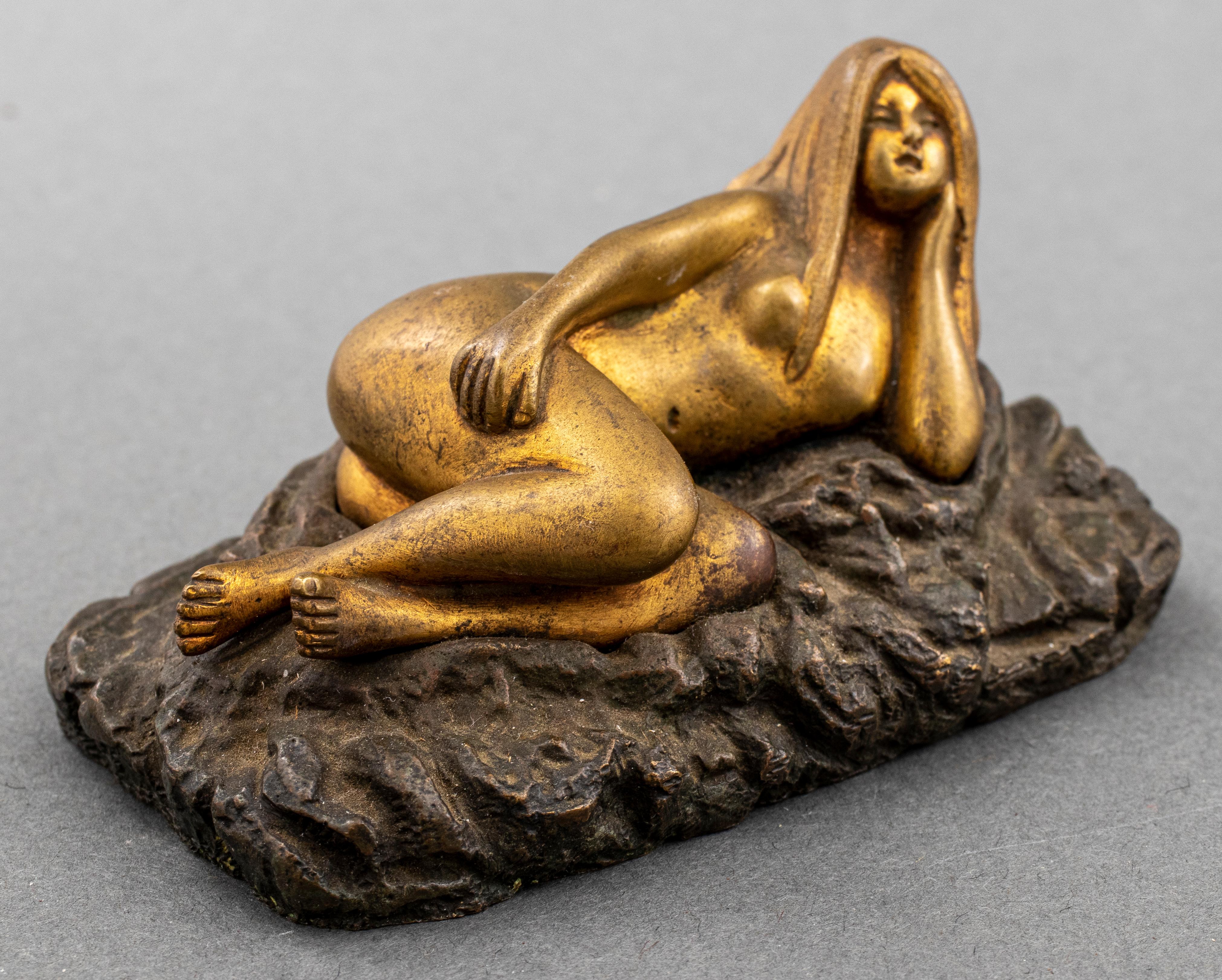 20ième siècle Bronze érotique d'une femme nue couchée en vente