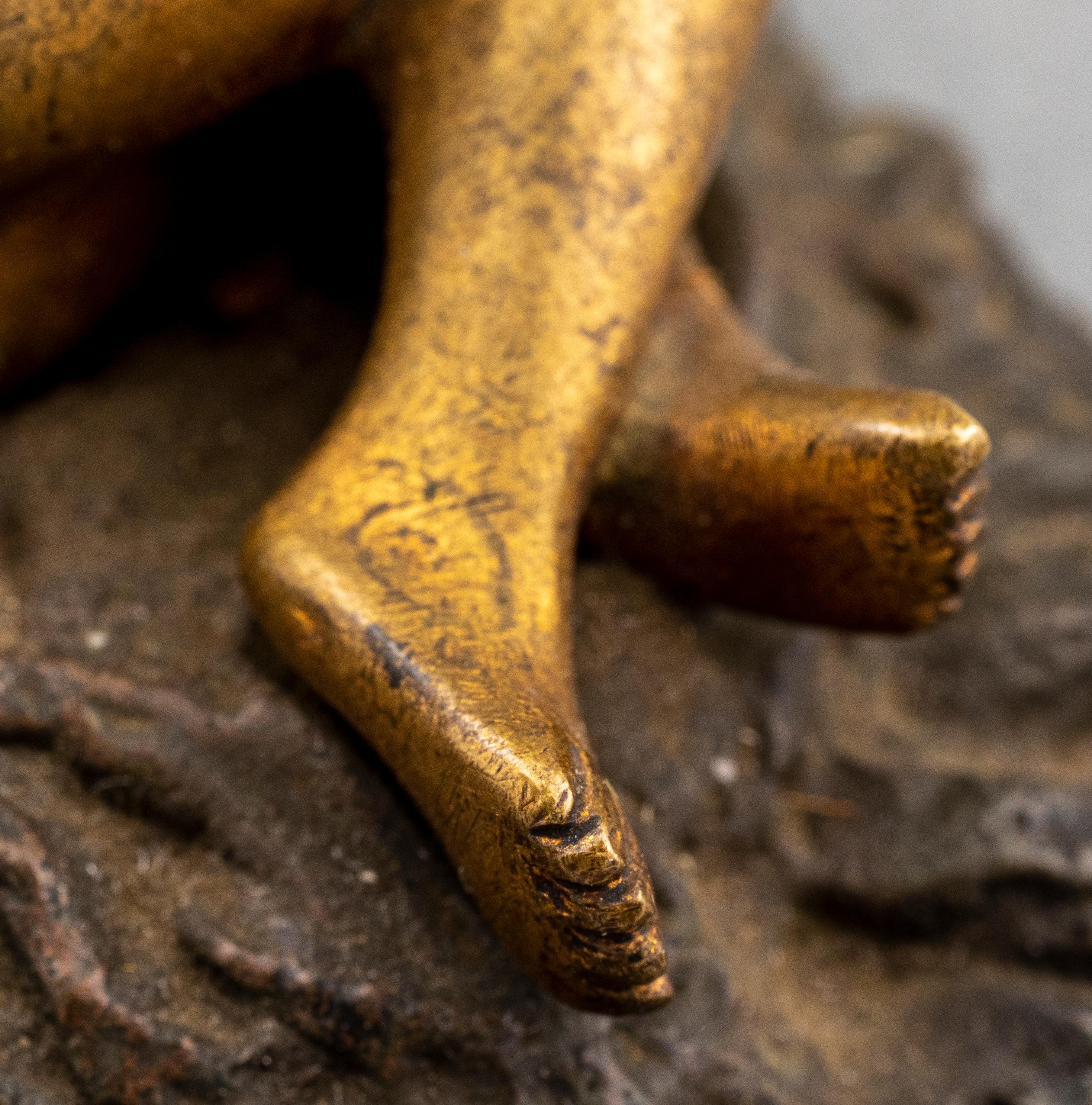 Bronze érotique d'une femme nue couchée en vente 2