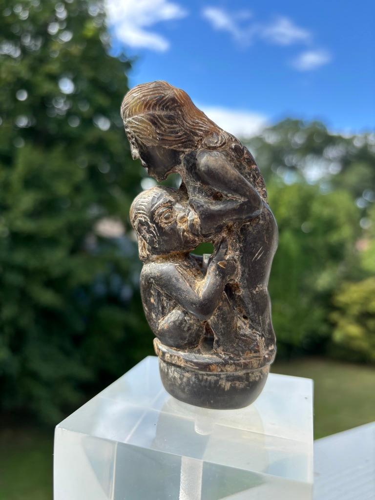Poignée de kris érotique en corne sculptée, Bali, début du 20e siècle.  Le kris est une arme cérémonielle à lame courte, connue pour ses poignées sculptées de manière très élaborée. Cet exemple montre une scène érotique, les formes des corps ayant