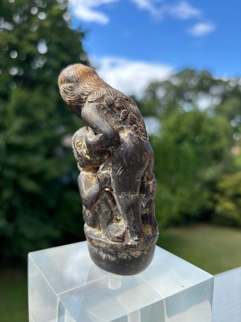 Primitif Poignée de Kris érotique en corne sculptée, début du 20ème siècle, Bali Indonésie en vente