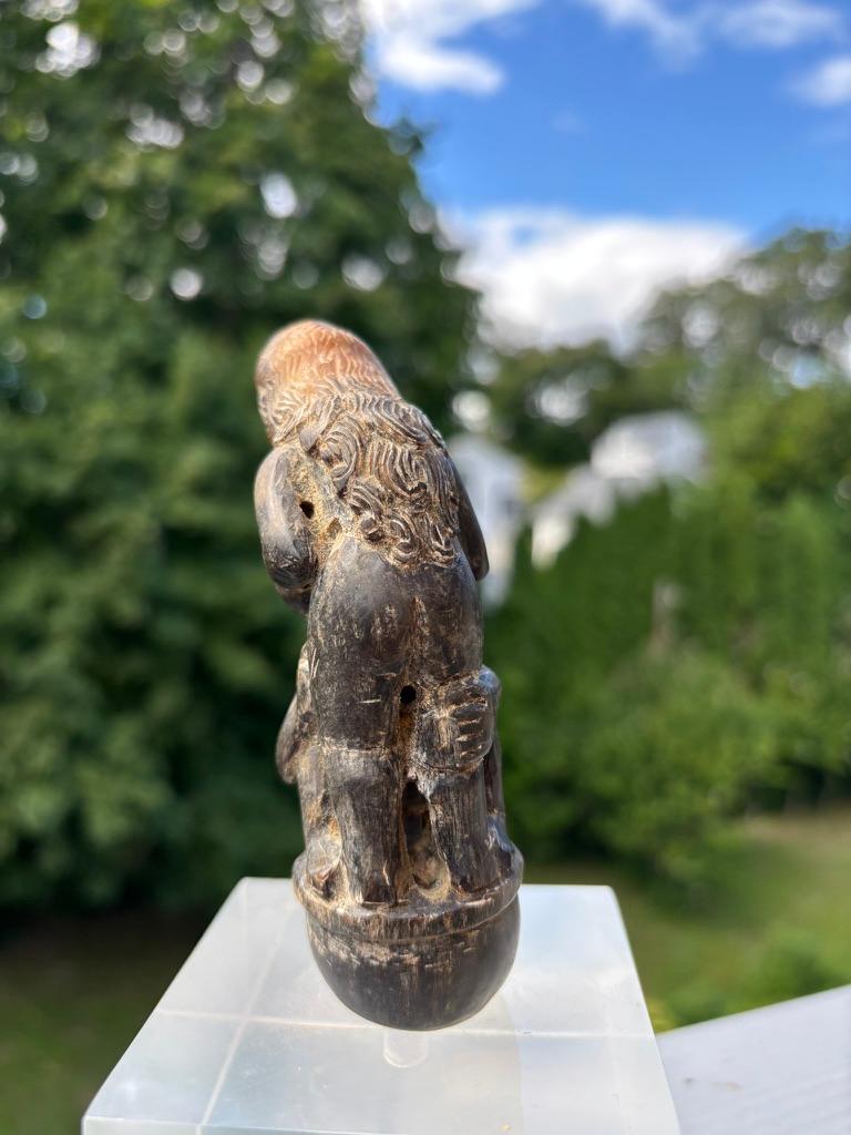 Balinais Poignée de Kris érotique en corne sculptée, début du 20ème siècle, Bali Indonésie en vente