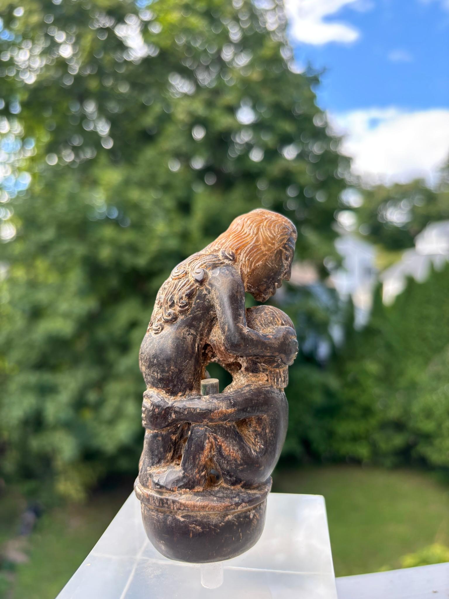 Sculpté à la main Poignée de Kris érotique en corne sculptée, début du 20ème siècle, Bali Indonésie en vente