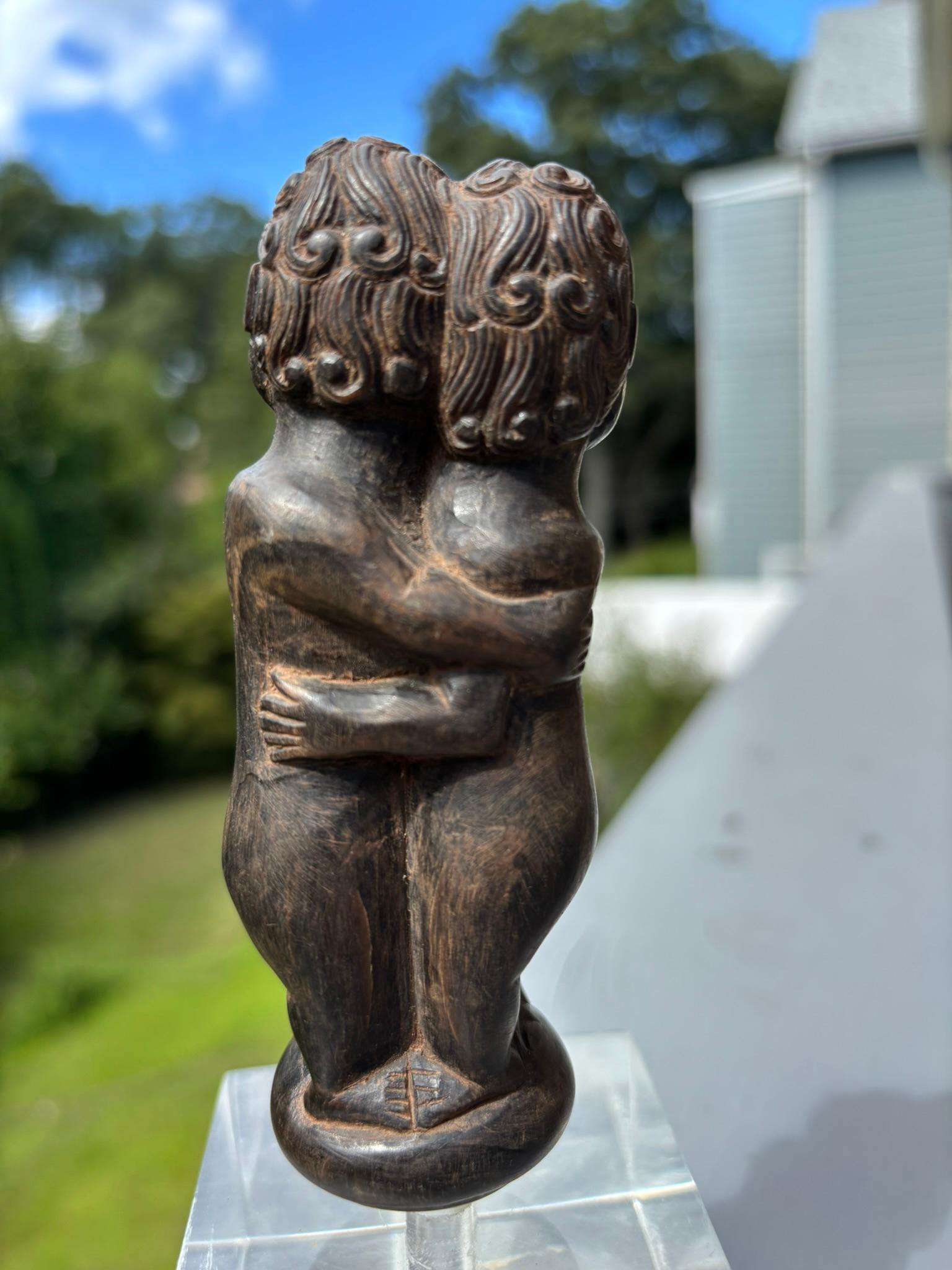Hilt kris érotique montrant un couple nu et souriant s'étreignant, l'homme ayant une érection proéminente. Bali, Indonésie, vers 1900. 
Cette poignée de kris finement sculptée représente un couple aux jambes courtes et au torse long, dont les traits
