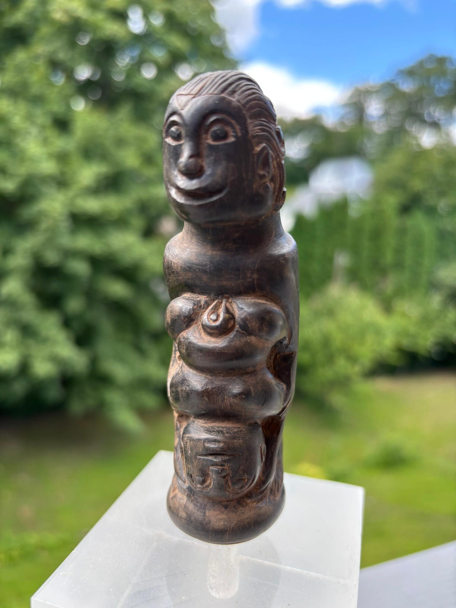 Erotisches geschnitztes Wood Kris-Griffstück, frühes 20. Jahrhundert, Bali Indonesien (Stammeskunst) im Angebot