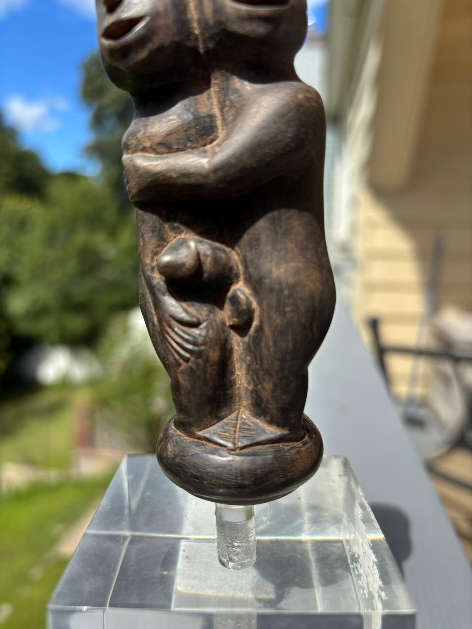 Balinais Poignée de Kris érotique en bois sculpté, début du 20ème siècle, Bali Indonésie en vente