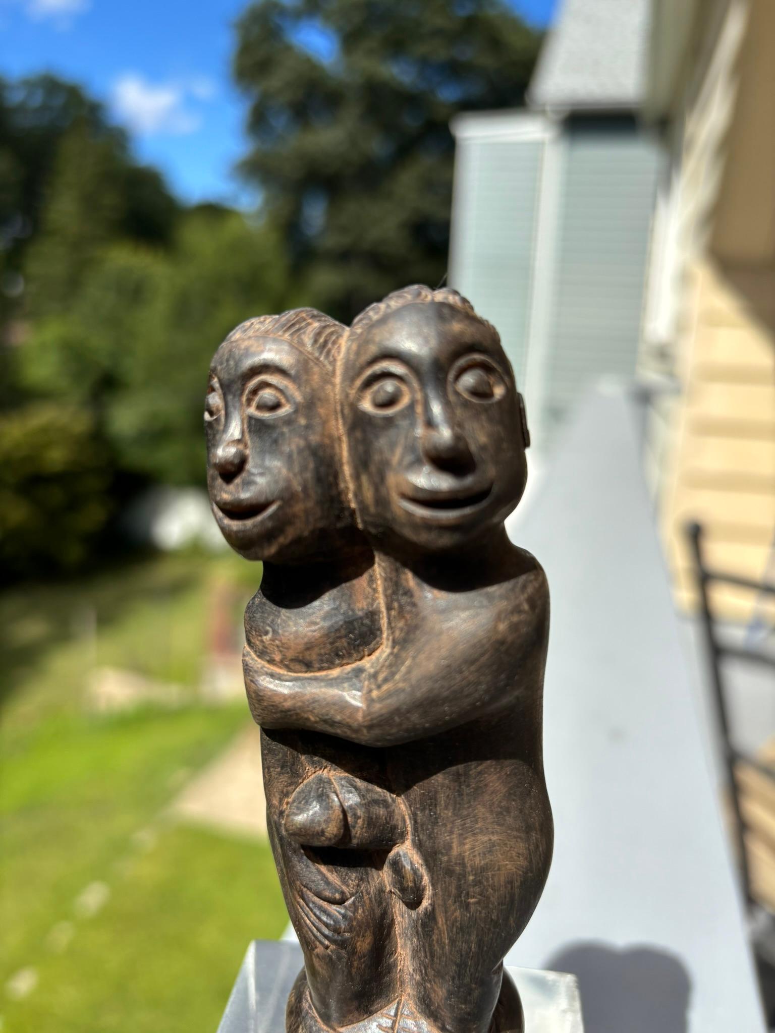 Sculpté à la main Poignée de Kris érotique en bois sculpté, début du 20ème siècle, Bali Indonésie en vente