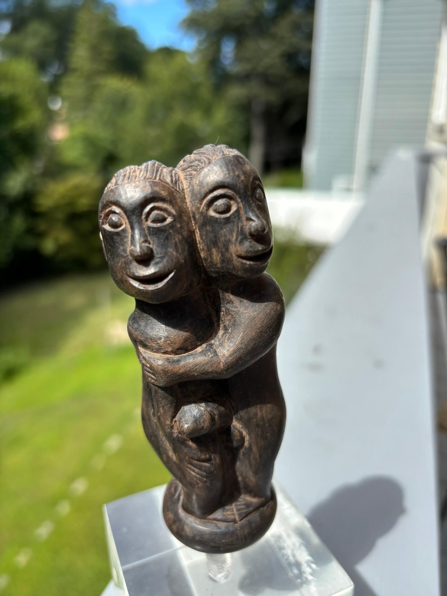 Poignée de Kris érotique en bois sculpté, début du 20ème siècle, Bali Indonésie Bon état - En vente à Stamford, CT