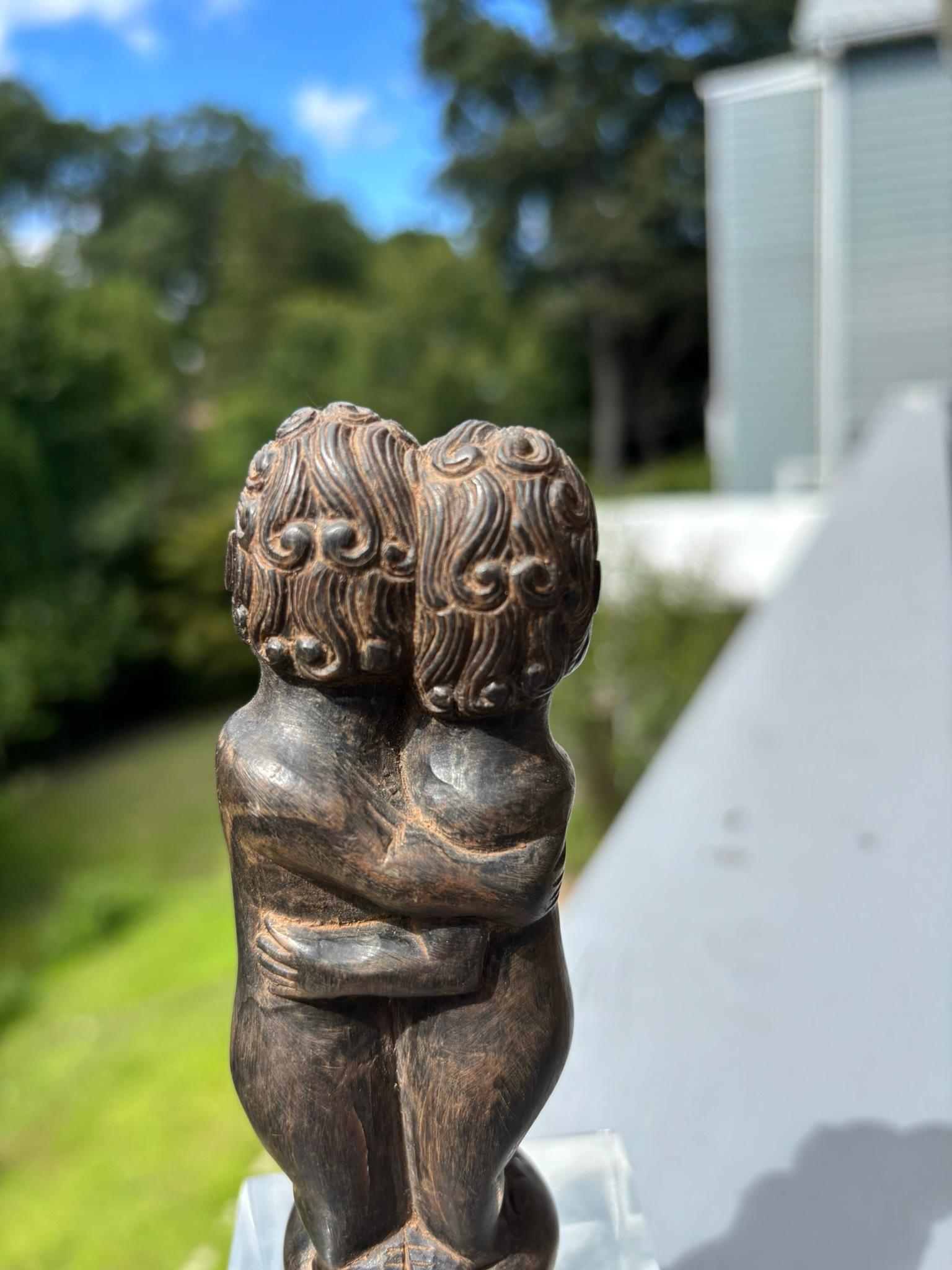 20ième siècle Poignée de Kris érotique en bois sculpté, début du 20ème siècle, Bali Indonésie en vente