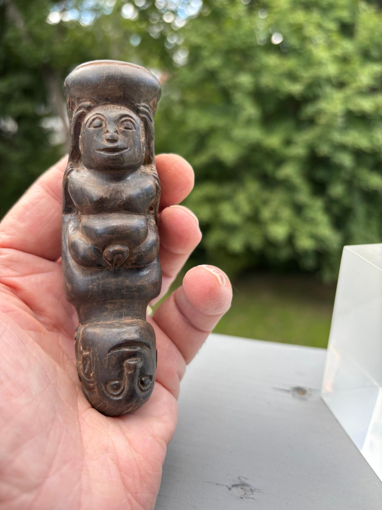 Erotisches geschnitztes Wood Kris-Griffstück, frühes 20. Jahrhundert, Bali Indonesien (Holz) im Angebot