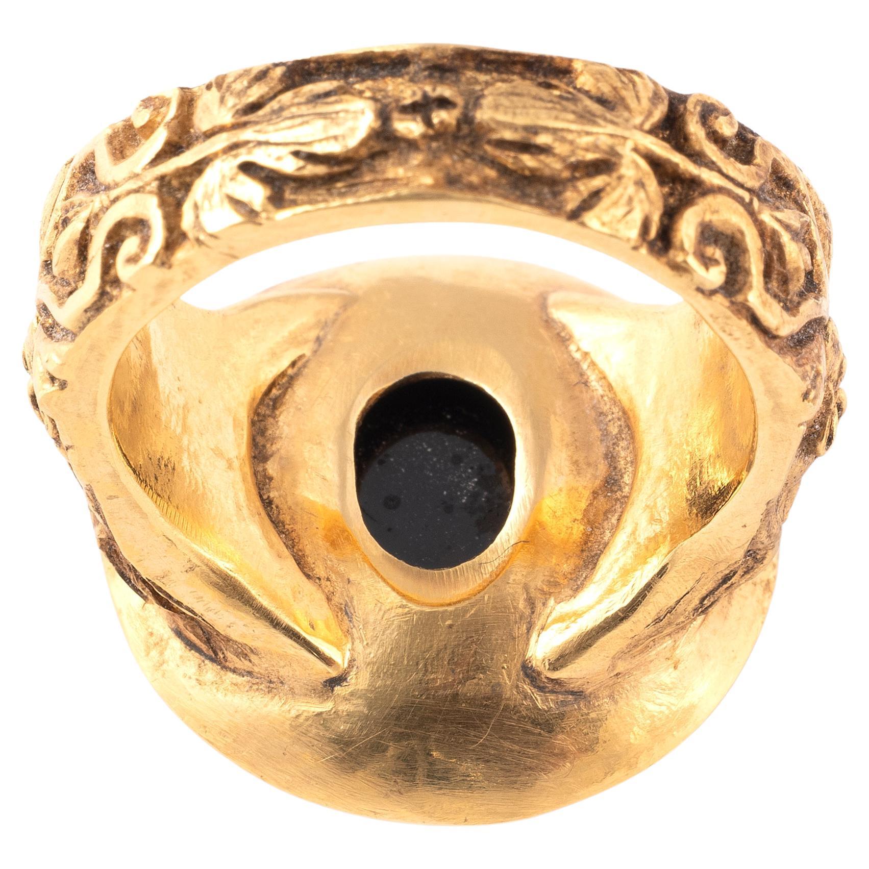 Barocco Anello erotico in oro giallo 18kt con incisione di granato Fine XVII secolo in vendita