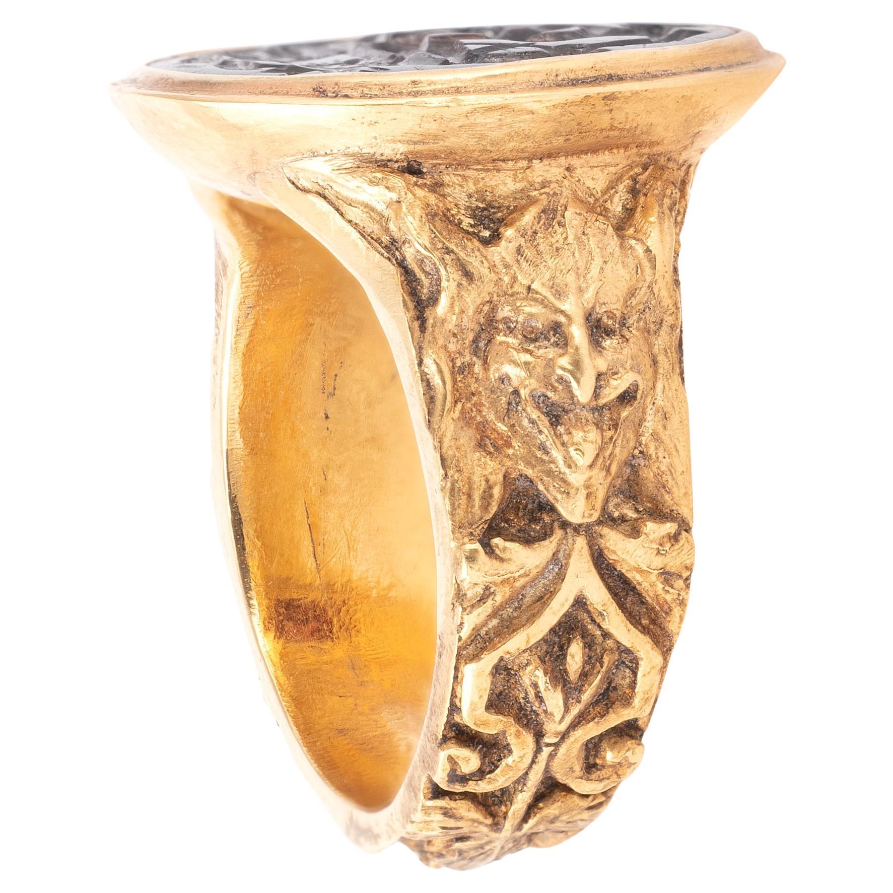 Grezzo Anello erotico in oro giallo 18kt con incisione di granato Fine XVII secolo in vendita
