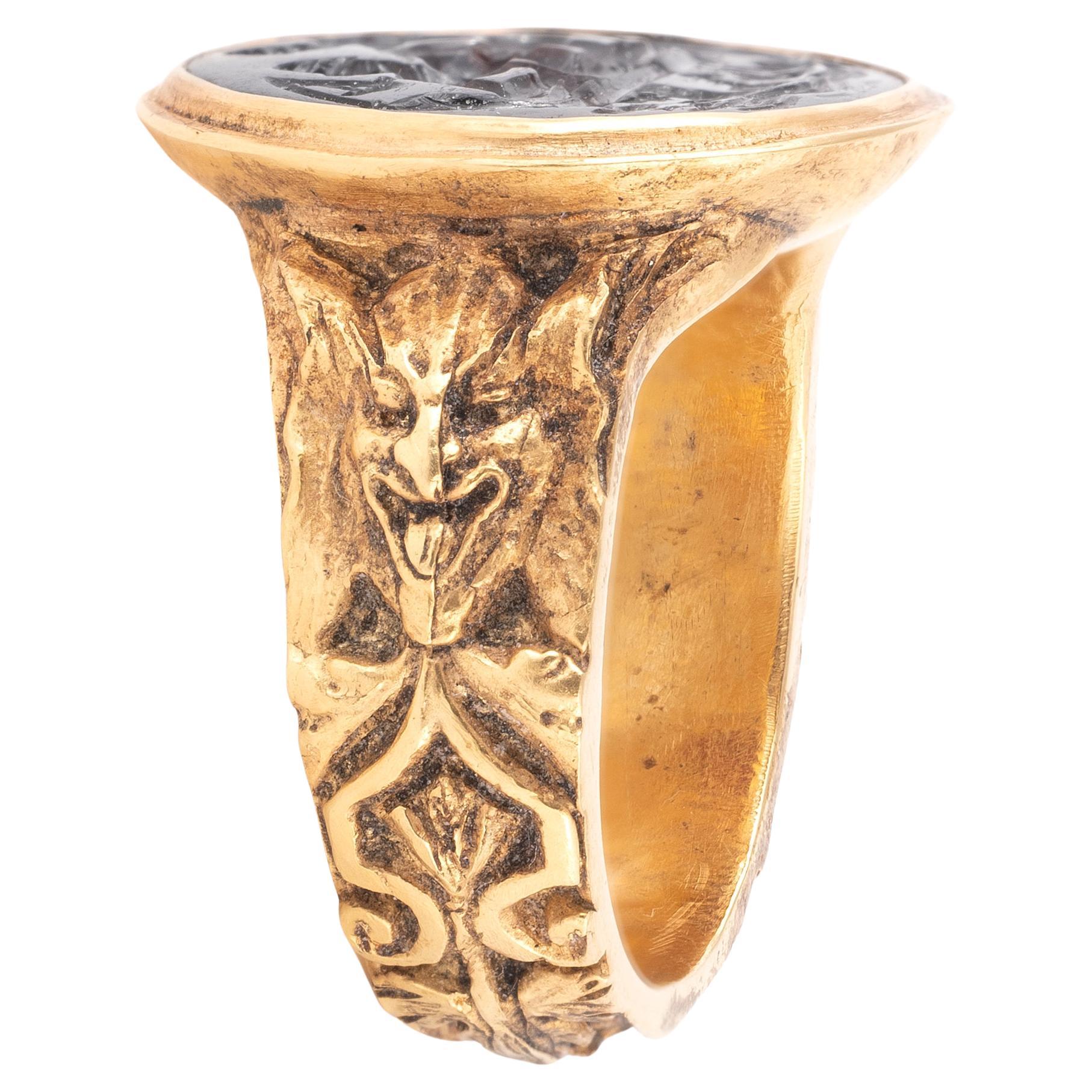 Anello erotico in oro giallo 18kt con incisione di granato Fine XVII secolo In condizioni buone in vendita a Firenze, IT