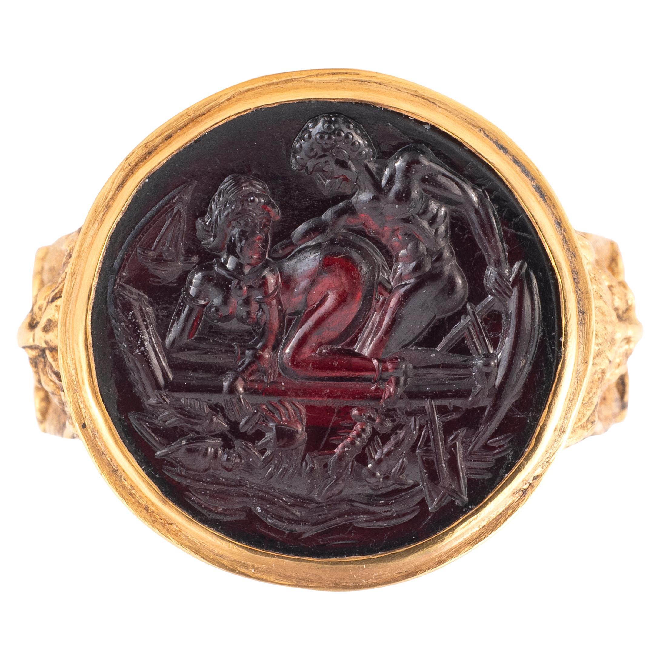 Anello erotico in oro giallo 18kt con incisione di granato Fine XVII secolo in vendita