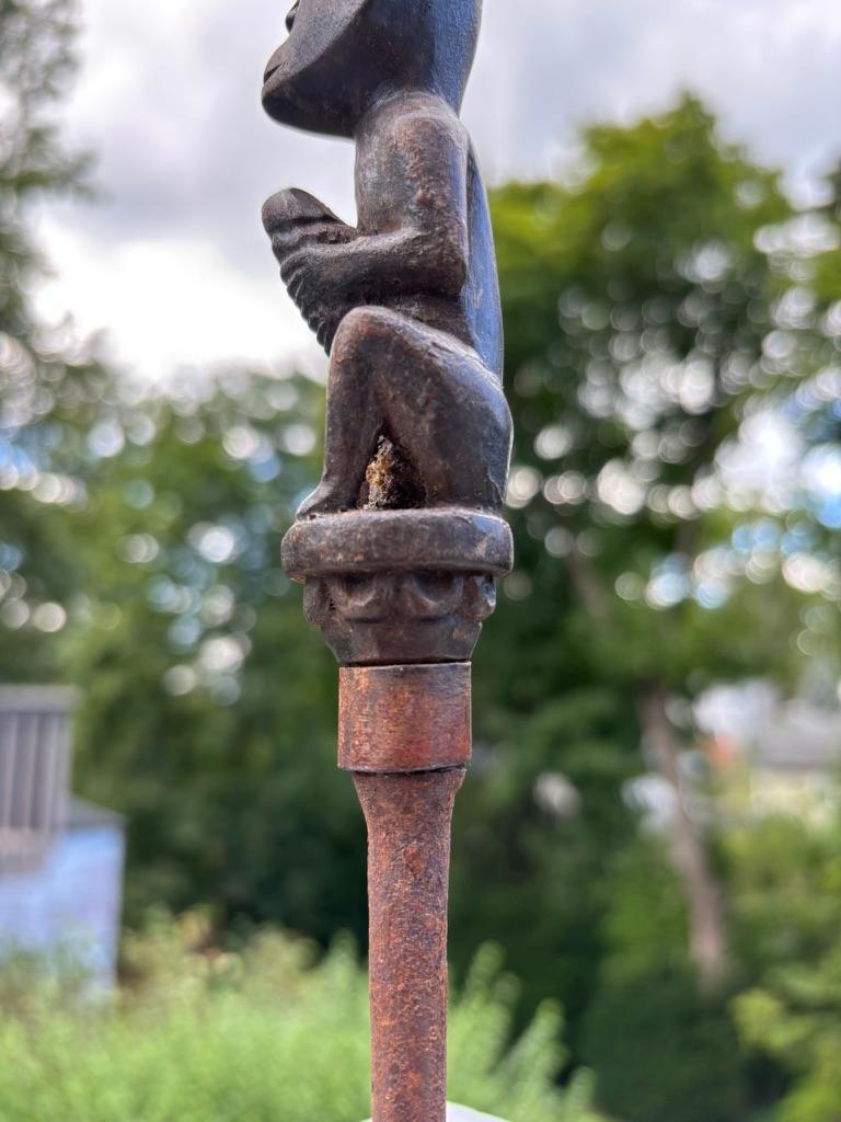 Poignée phallique érotique en bois indonésien sculpté, début du 20e siècle en vente 3