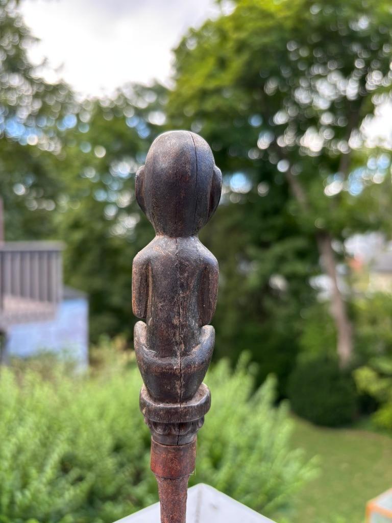 Sculpté à la main Poignée phallique érotique en bois indonésien sculpté, début du 20e siècle en vente