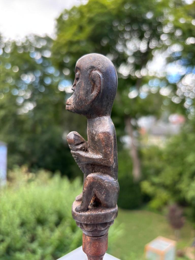 Poignée phallique érotique en bois indonésien sculpté, début du 20e siècle Bon état - En vente à Stamford, CT