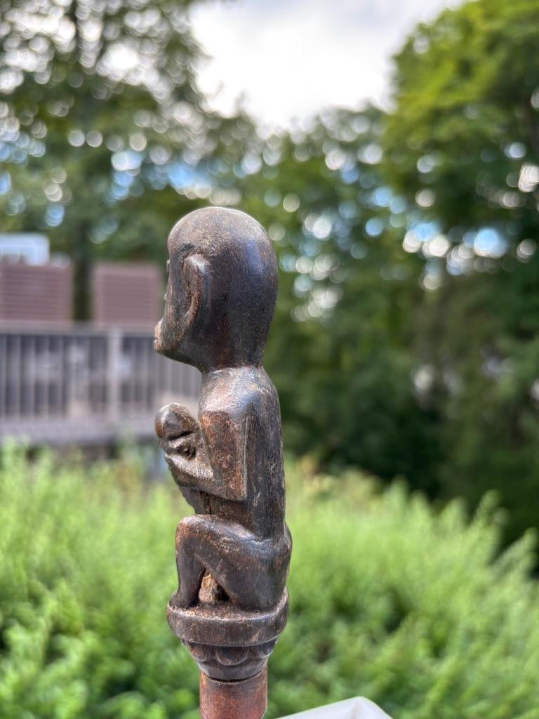 Poignée phallique érotique en bois indonésien sculpté, début du 20e siècle en vente 1