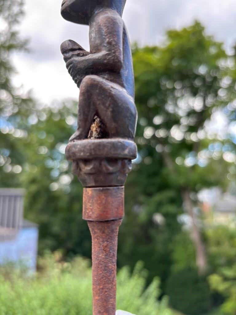 Poignée phallique érotique en bois indonésien sculpté, début du 20e siècle en vente 2