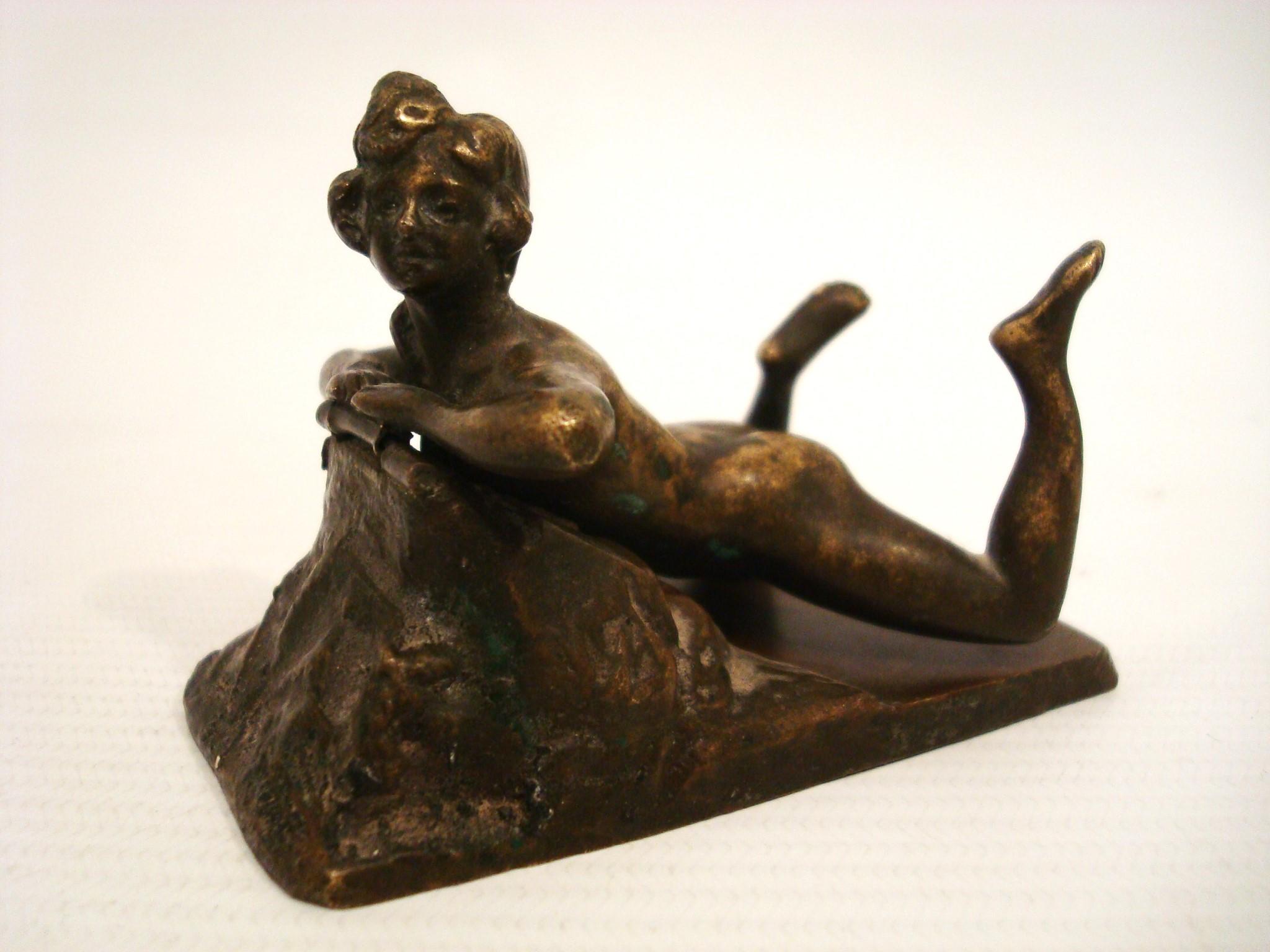 Erotic - Nude Viena Bronze Sculpture / Paperweight. Austria 1900´s.
Lovely woman nude paperclip or paperweight.

We have specialized in the sale of Art Deco and Art Nouveau and Vintage styles since 1995. If you have any questions we are at your