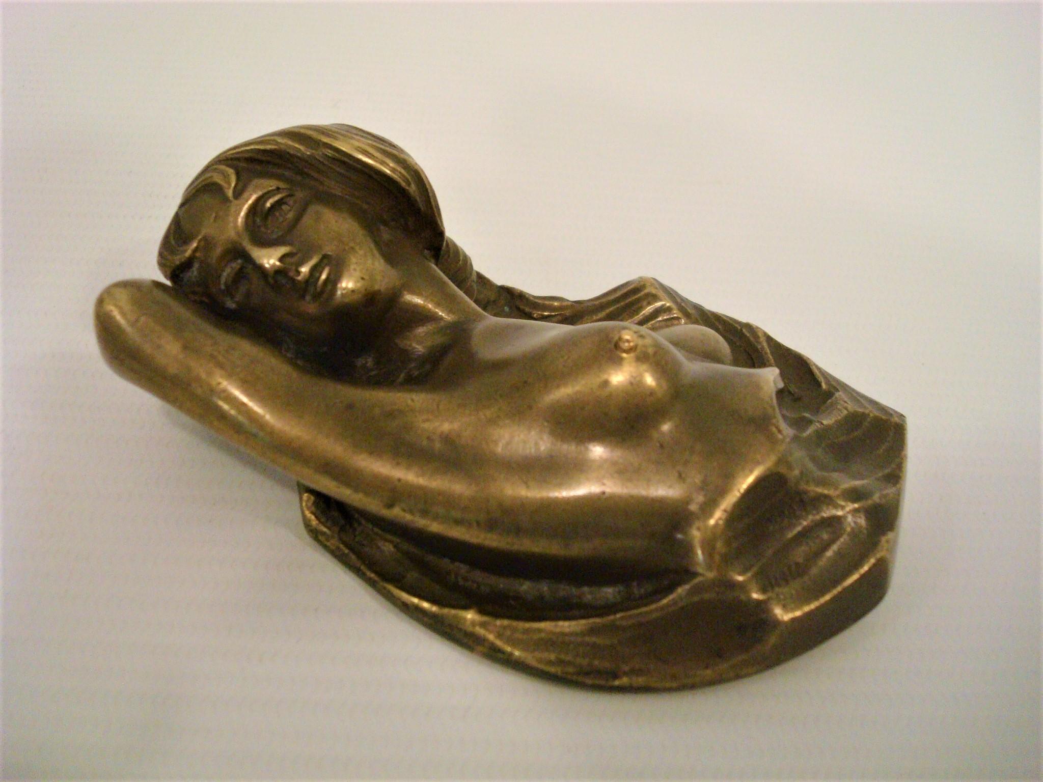 Erotic / nude women bronze sculpture table bell push - Austria 1900´s
Talk about hard to find items! This impossible to believe bell push is the only erotic bell push we have ever seen. Normally you get a little boy, or an animal, but not here. You