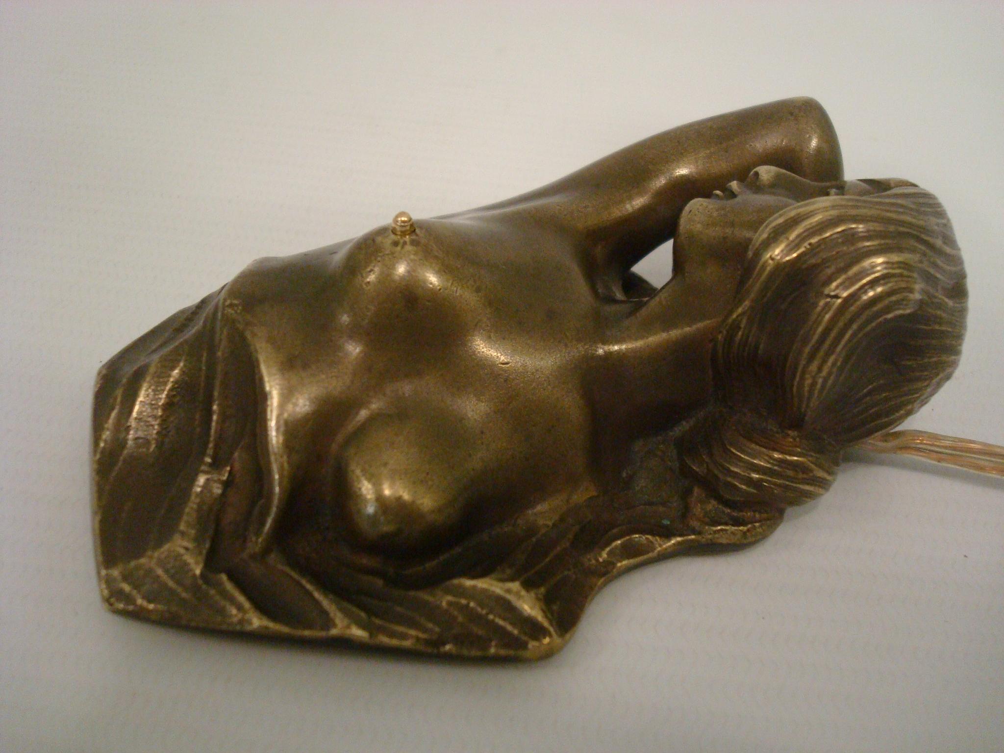 Art nouveau Sculpture érotique / femme nue en bronze Table Bell Push, Autriche, 1900's en vente
