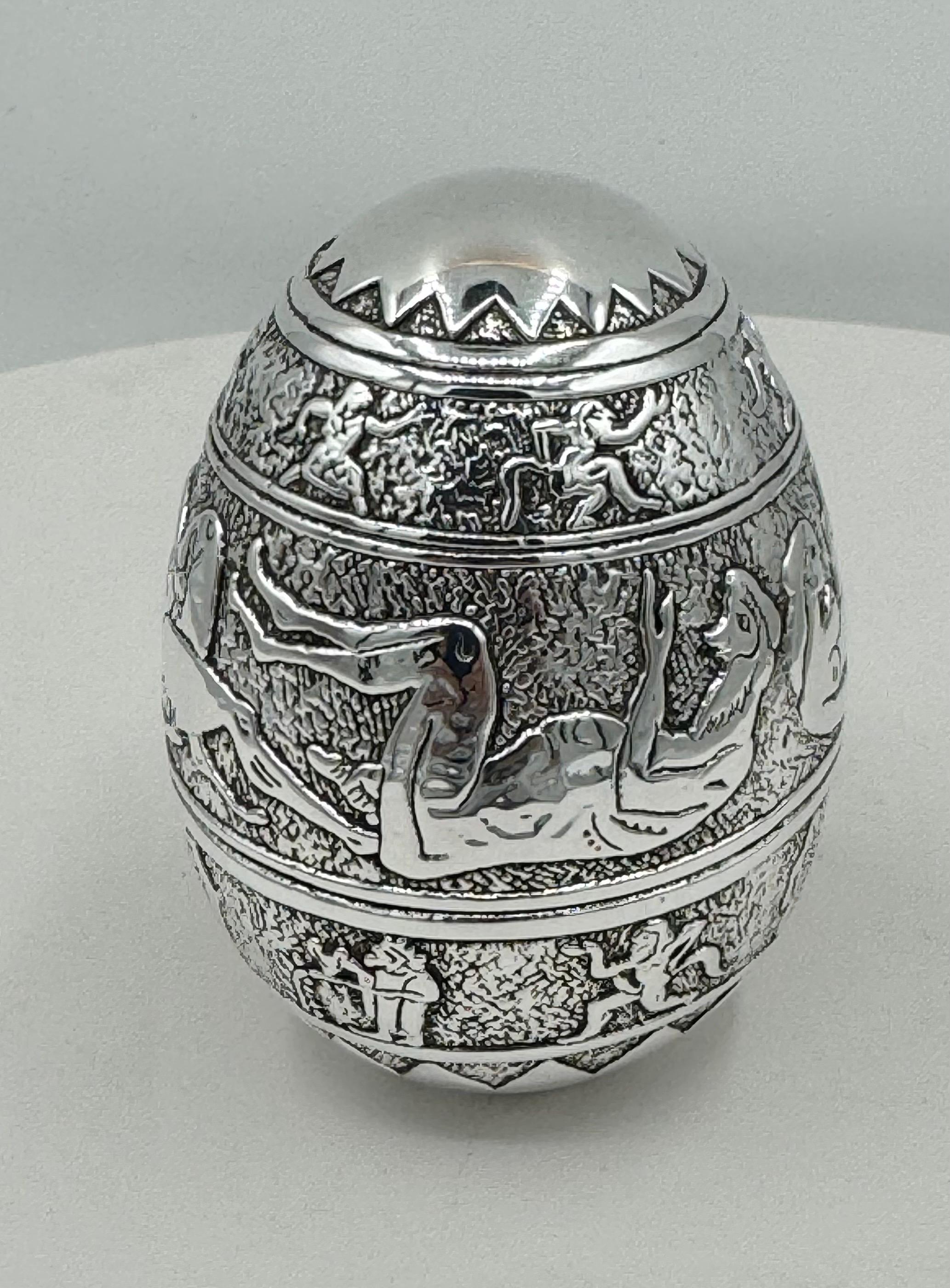 Erotic silver Egg, 999 Silver In Good Condition For Sale In Huntington, NY