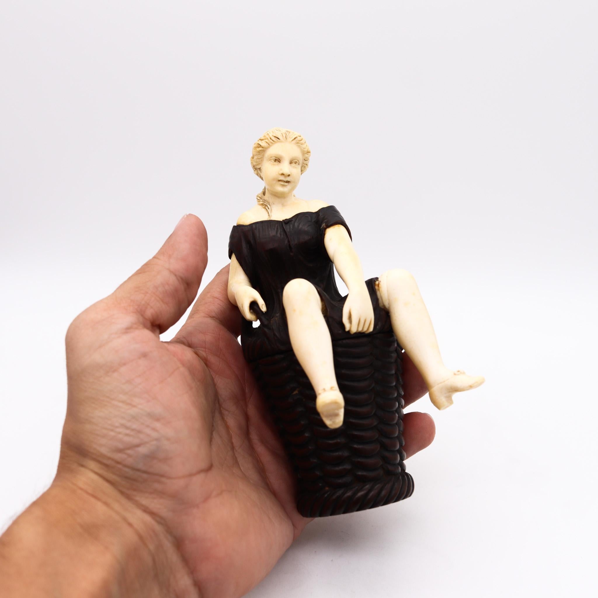Une boîte à secrets érotique du 19e siècle.

Rarissime sculpture érotique du XIXe siècle, très probablement réalisée en France, vers 1870. Il s'agit d'une boîte sculpturale représentant une femme assise sur un panier en bois tressé. La sculpture