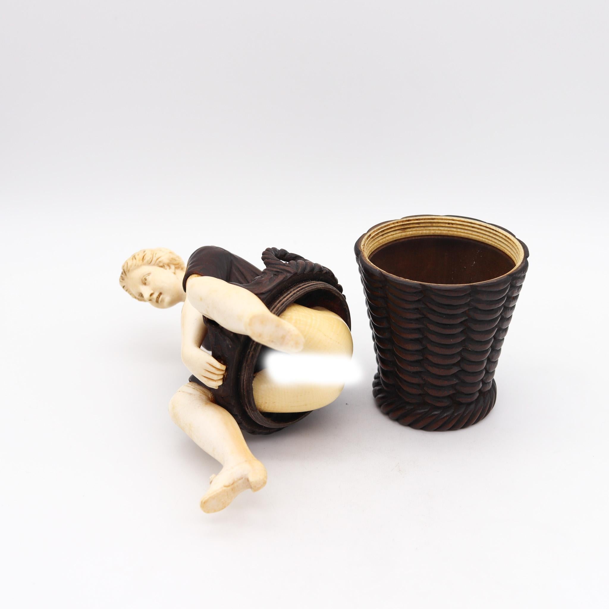 Apogée victorien Boîte de sculpture érotique du 19ème siècle représentant une femme assise sur un panier sculpté en bois en vente