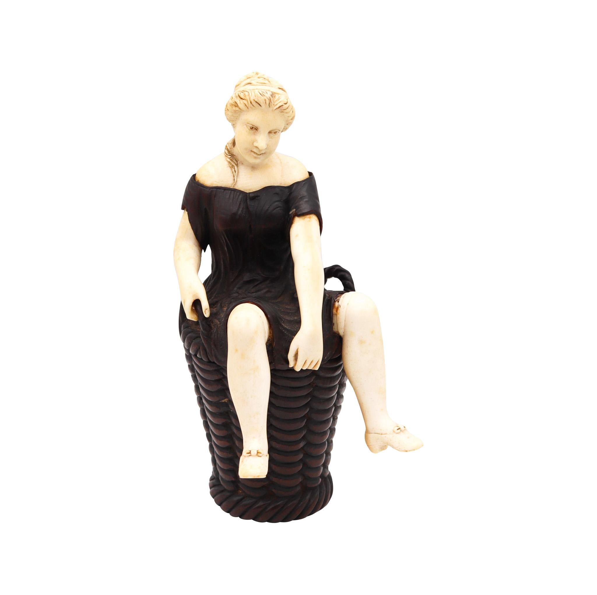 Français Boîte de sculpture érotique du 19ème siècle représentant une femme assise sur un panier sculpté en bois en vente
