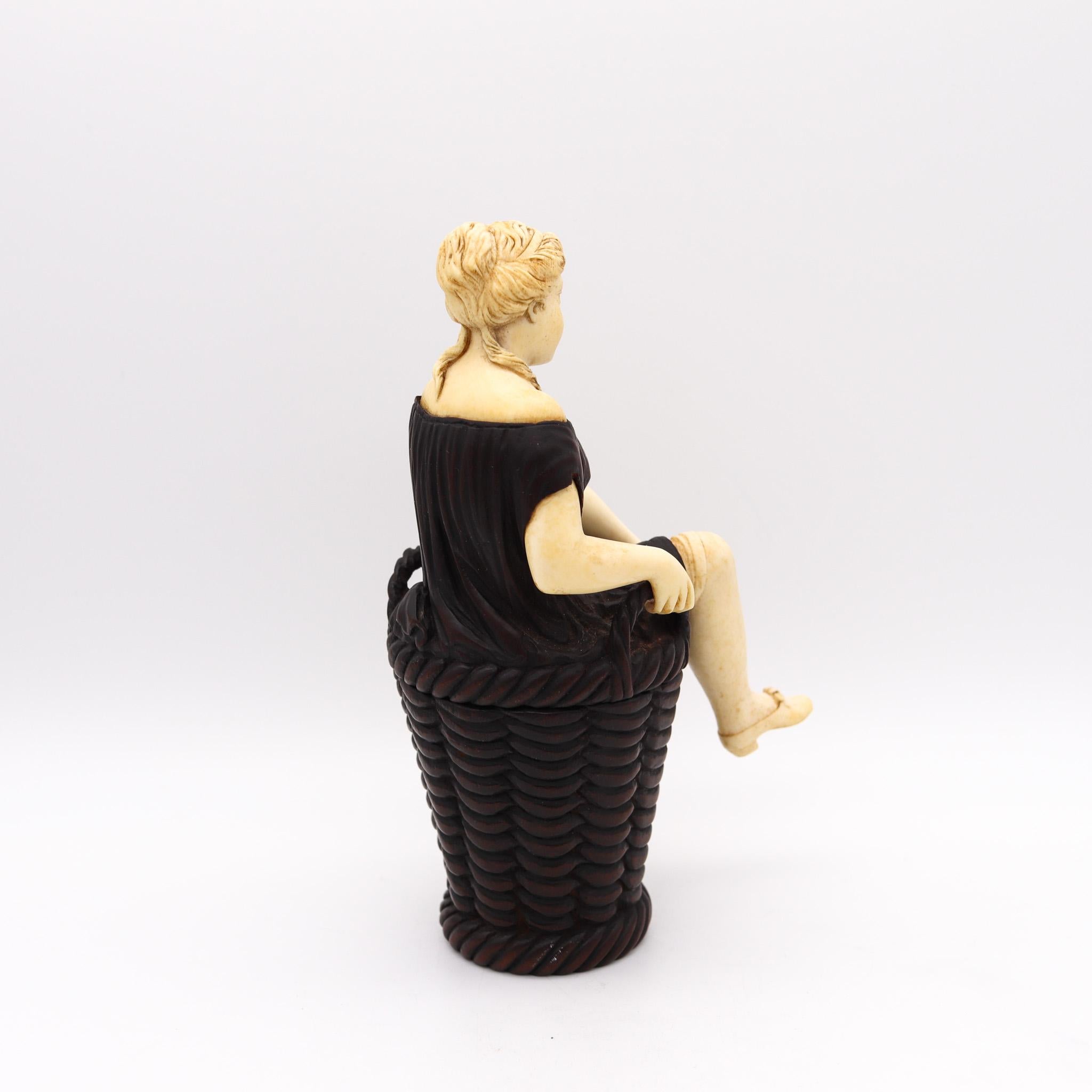 Boîte de sculpture érotique du 19ème siècle représentant une femme assise sur un panier sculpté en bois Excellent état - En vente à Miami, FL