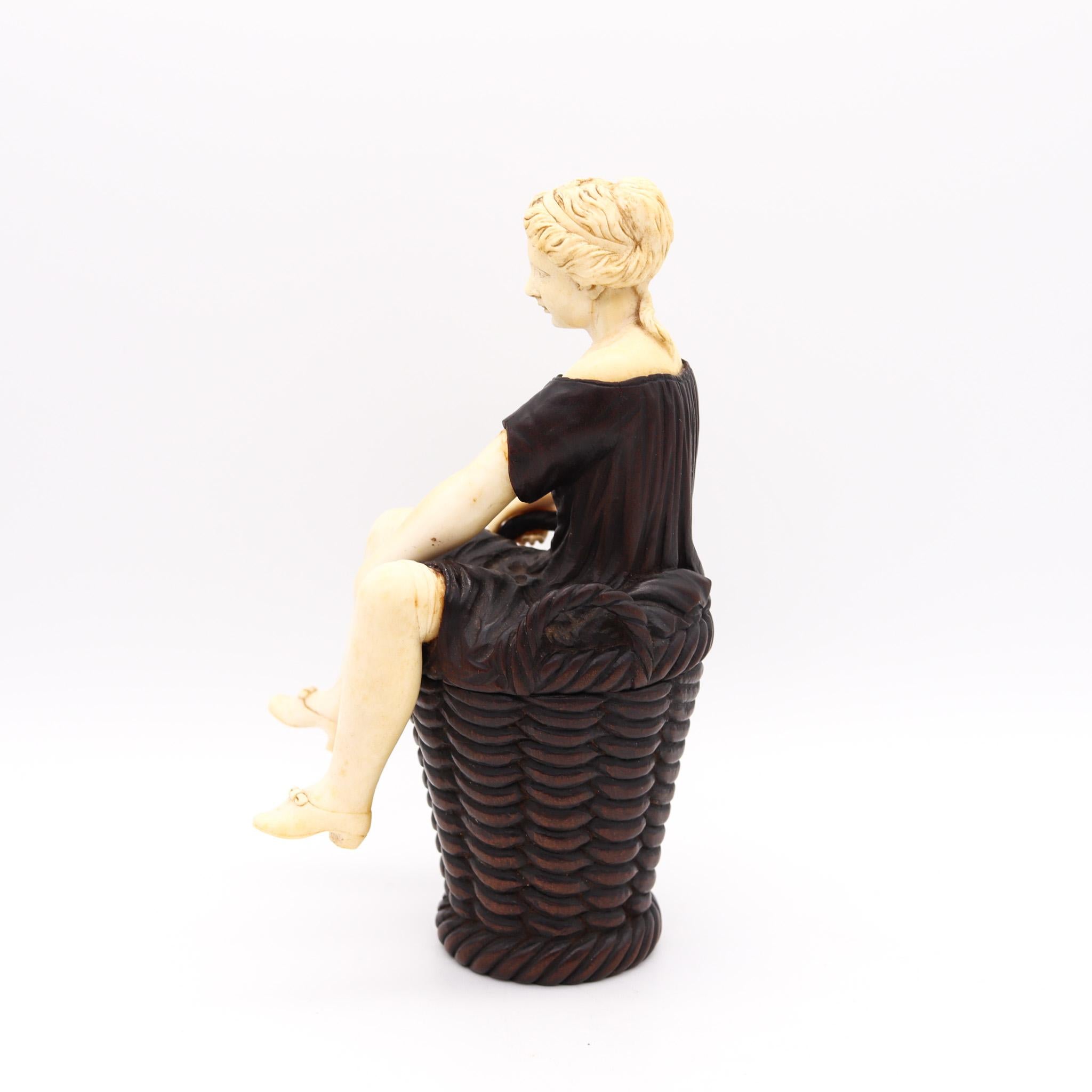 Fin du XIXe siècle Boîte de sculpture érotique du 19ème siècle représentant une femme assise sur un panier sculpté en bois en vente