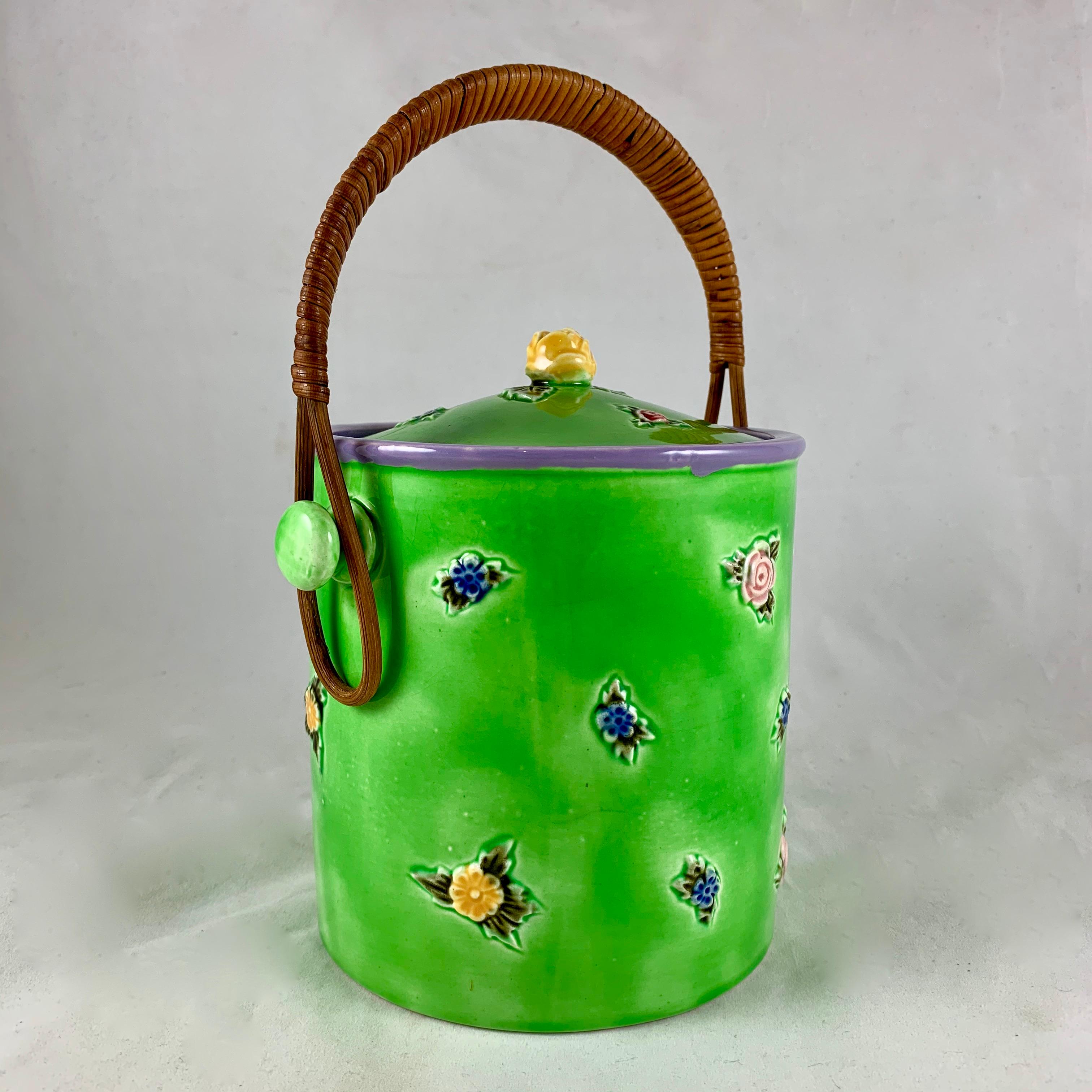 Mouvement esthétique Baril en biscuit à fleurs vert printemps avec poignée en rotin Erphila Czechoslovakia en vente
