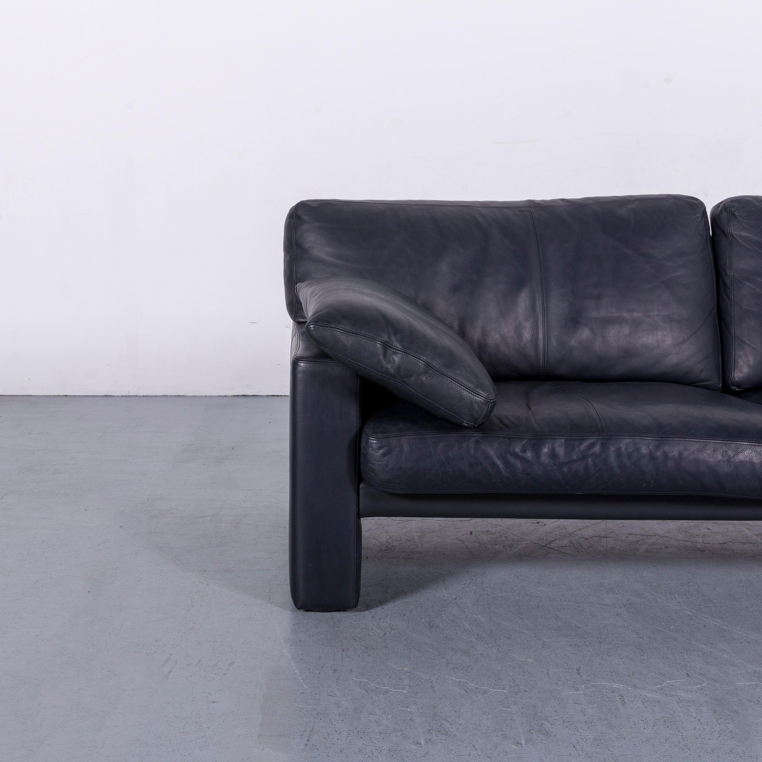 We bring to you an Erpo CL 300 leather sofa deep-blue three-seat couch.


























