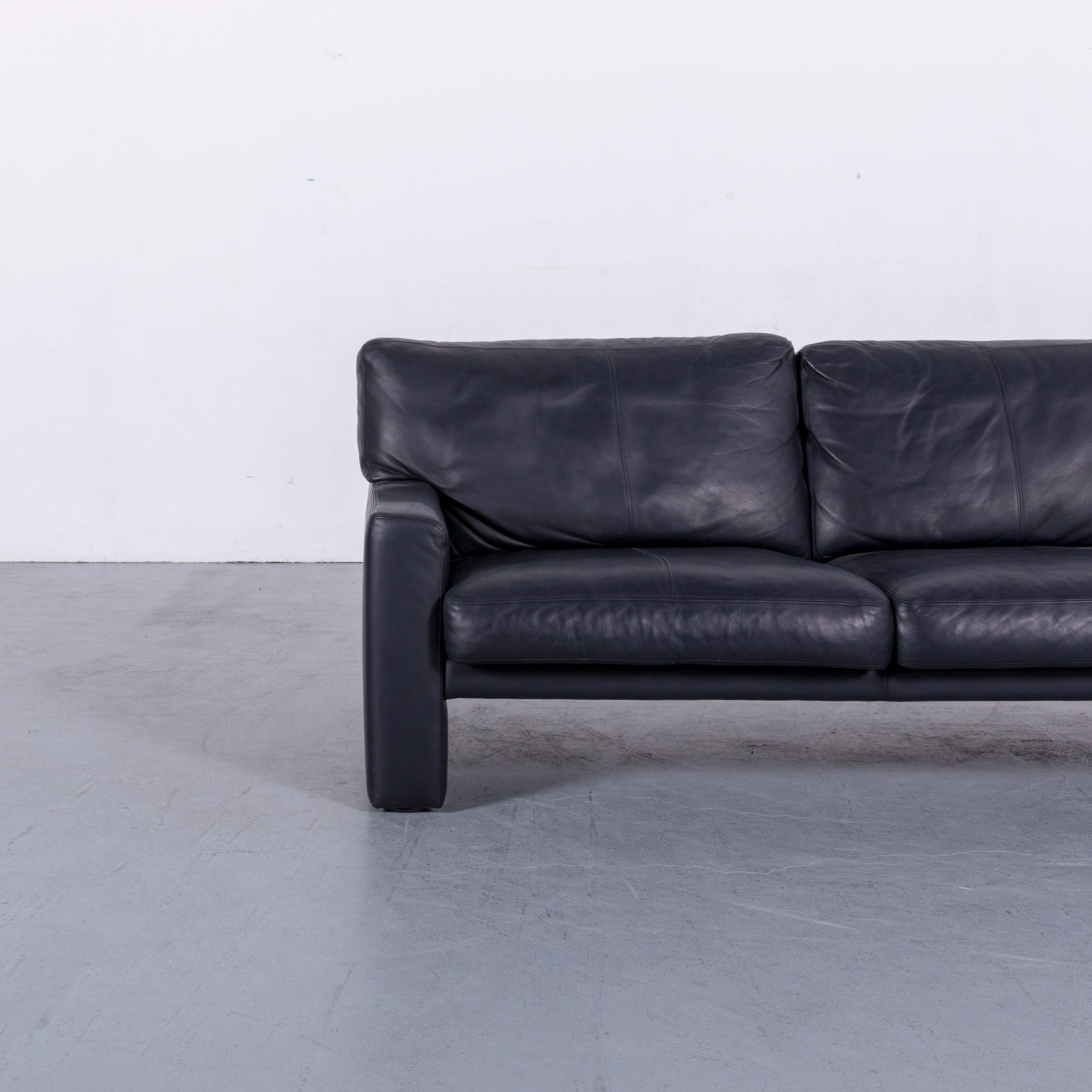 We bring to you an Erpo CL 300 leather sofa deep-blue two-seat couch.


























    