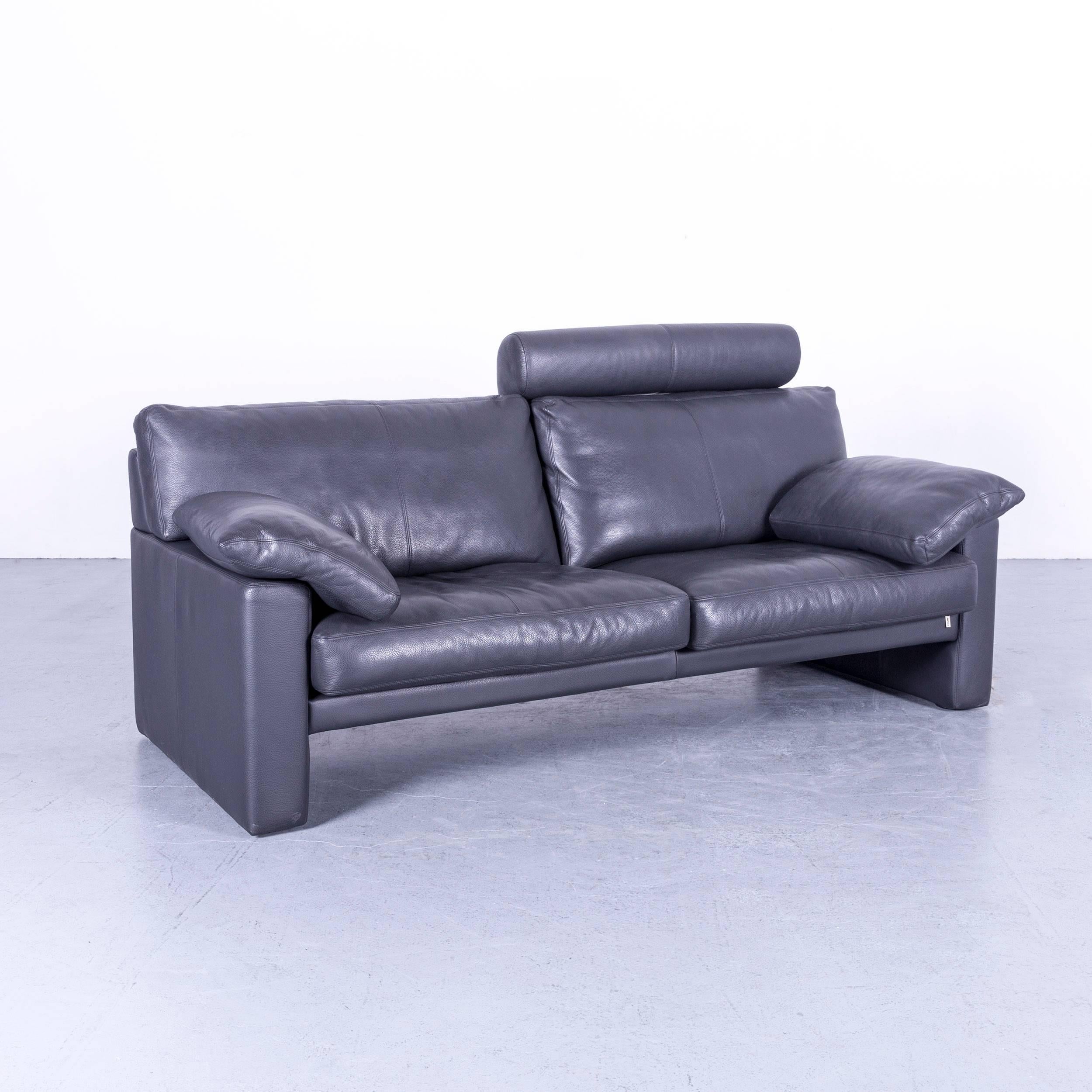 We bring to you an Erpo CL 300 leather sofa grey three-seat couch.

































