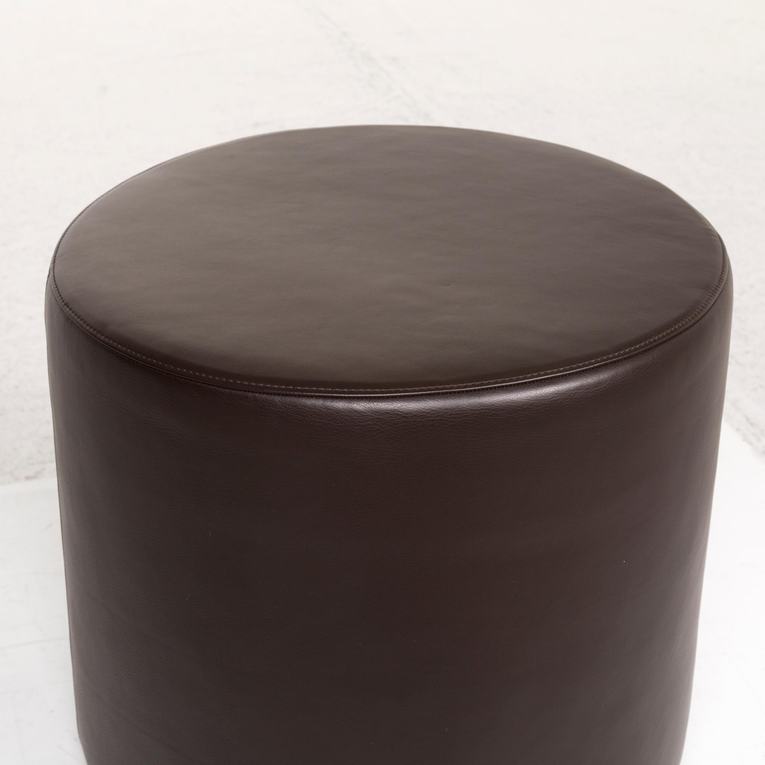 We bring to you an Erpo leather stool brown round.

 

 Product measurements in centimeters:
 

Depth 45
Width 45
Height 47.




  