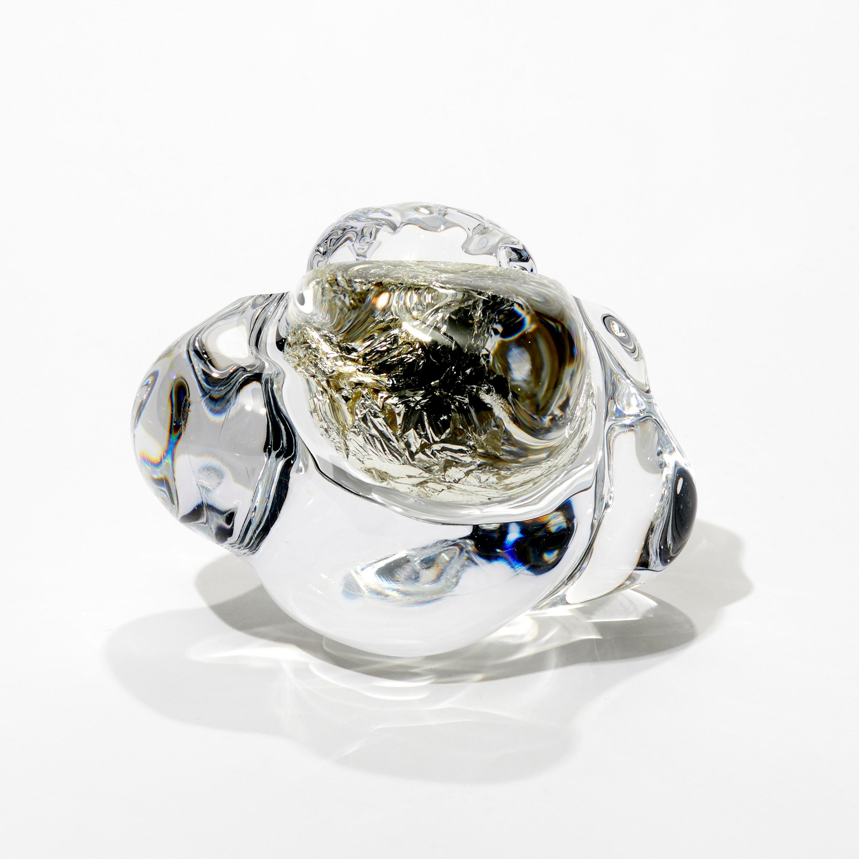 Organico moderno Erratic con foglia d'oro bianco 12ct, opera d'arte in vetro trasparente amorfo di Anthony Scala in vendita