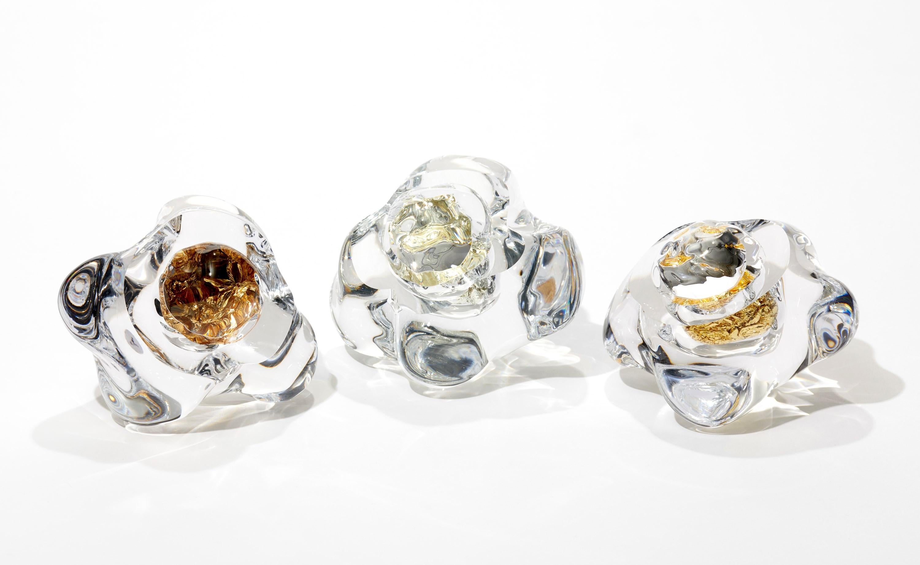 Fatto a mano Erratic con foglia d'oro bianco 12ct, opera d'arte in vetro trasparente amorfo di Anthony Scala in vendita