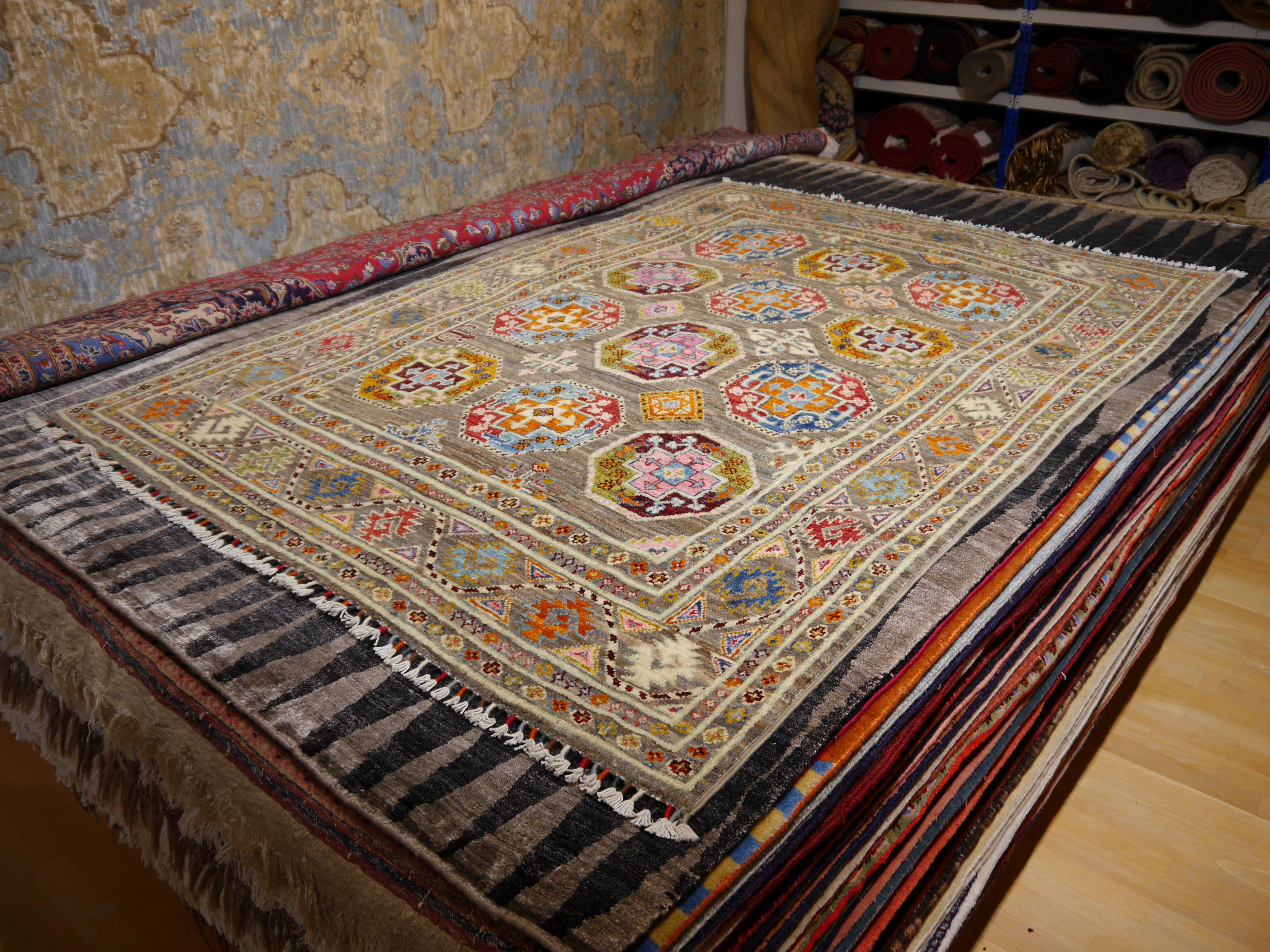 Ersari Rug Arijana Afghan 6.6 x 4.6 ft hand-knotted wool
Ersari rugs are made by Turkmen tribes in northern Afghanistan and Uzbekistan.
Arijana or Ariana carpets are of high quality, have color pigments made from natural plants or minerals and are
