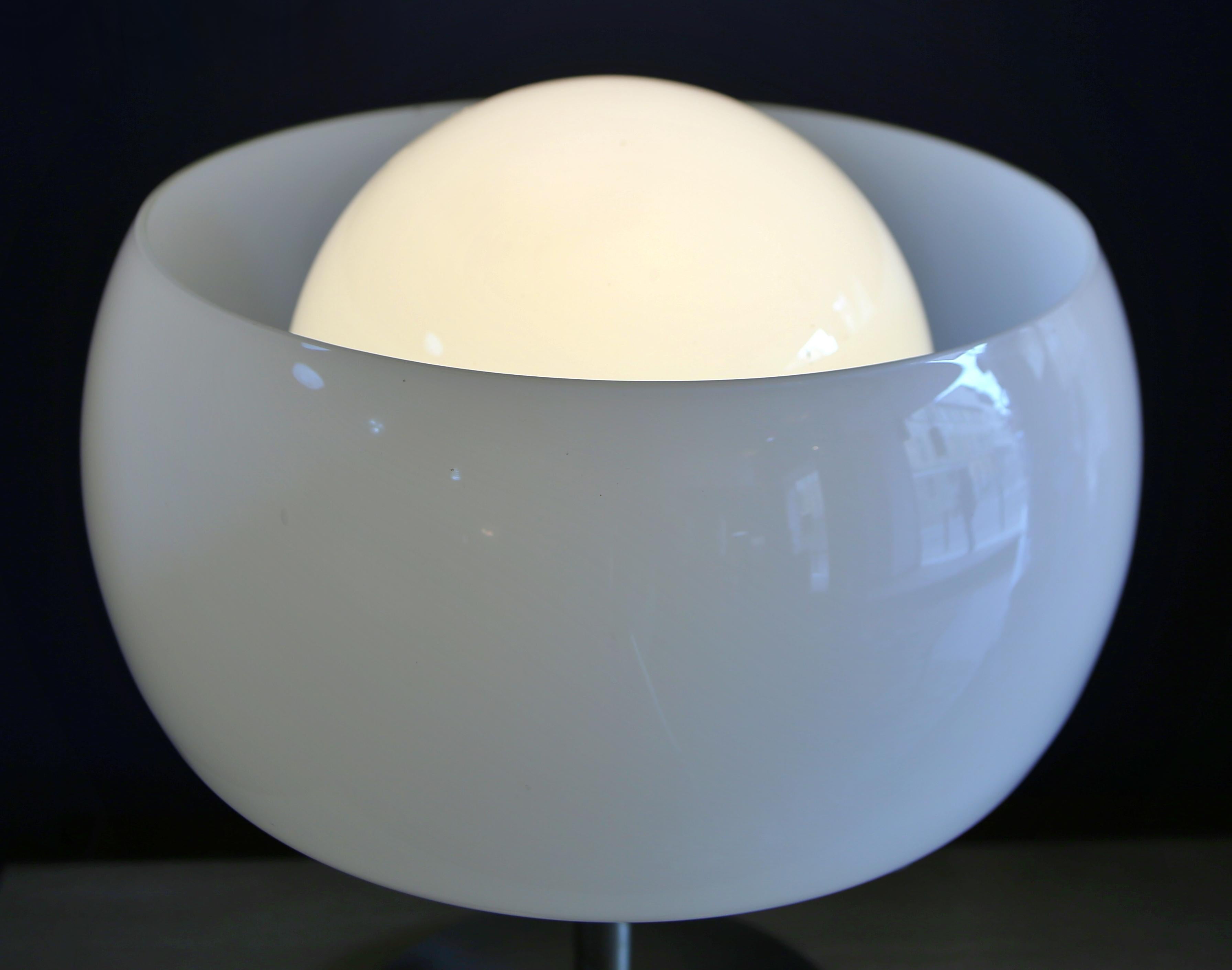 VICO MAGISTRETTI
Lampe de table 'Erse' pour ARTEMIDE, 1964.
Laiton chromé brossé, verre opalin.