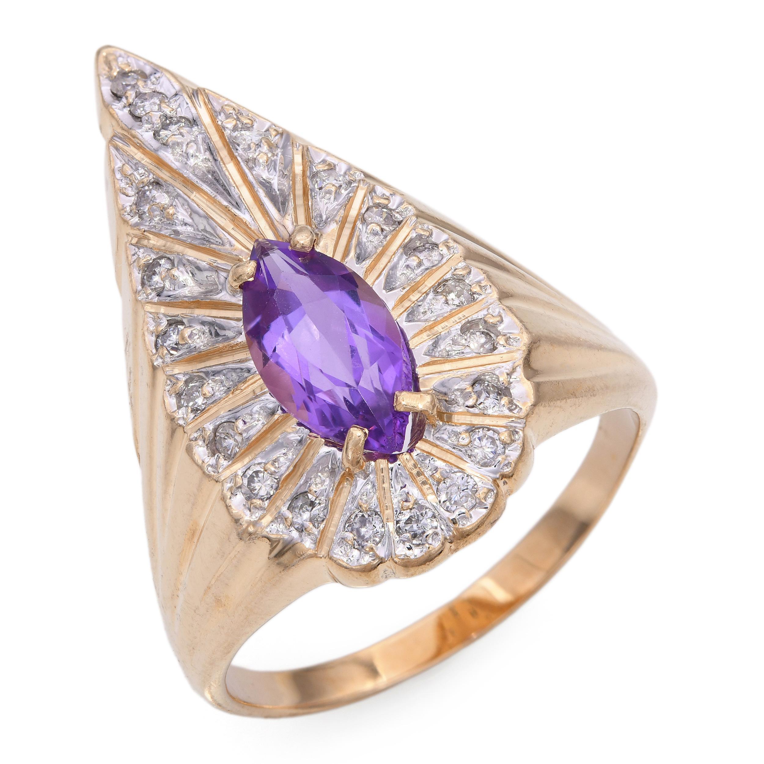 Cette exquise bague en or jaune 14k d'Erté présente un gracieux motif de paon serti d'une riche améthyste d'environ 0,75tcw et de diamants étincelants. Les pierres d'améthyste d'un violet éclatant forment le plumage fluide du paon, accentué par des