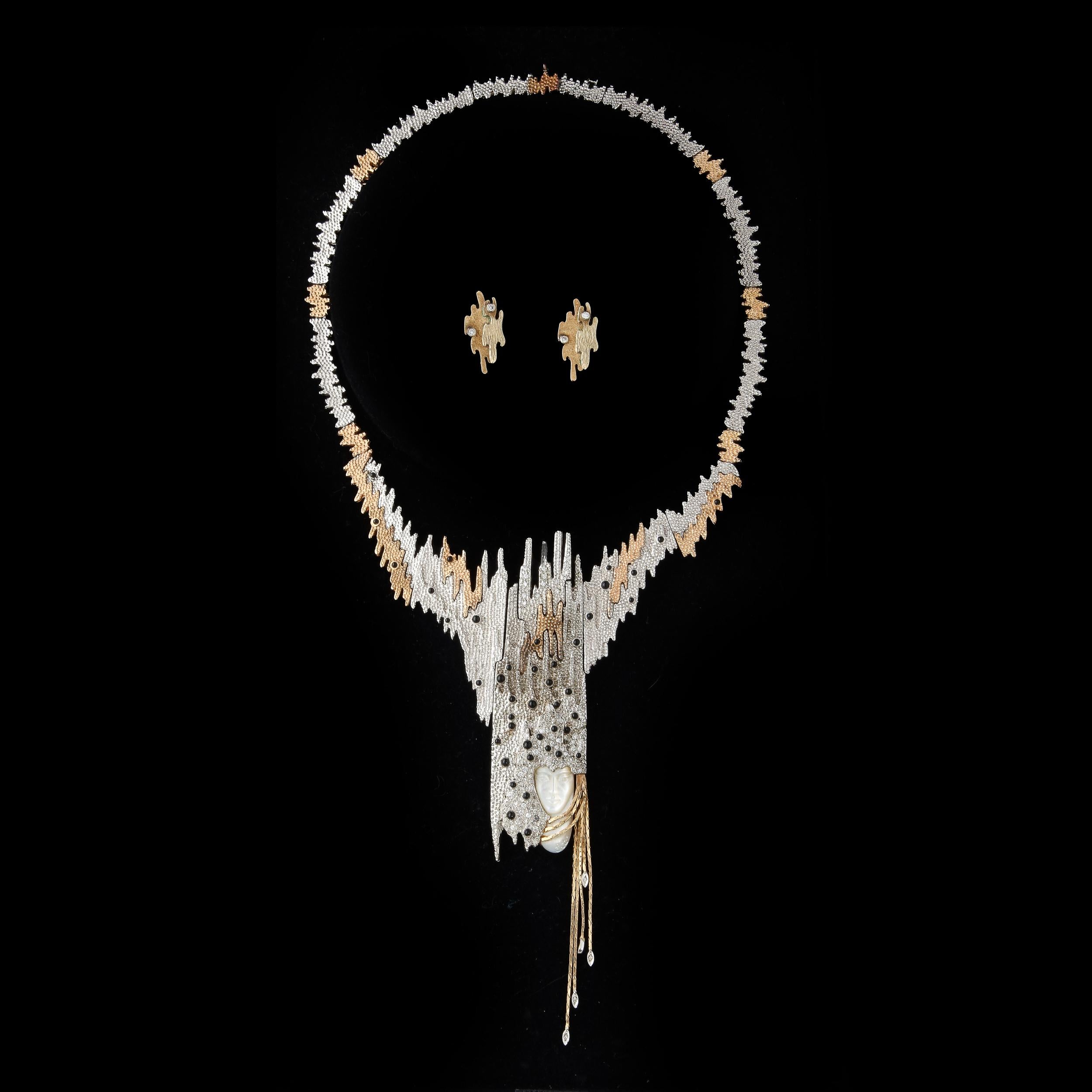 Erte  Halskette-Brosche und Ohrringe aus Diamanten, Gold, Silber und Cabochon, schwarzem Onyx (Brillantschliff) im Angebot