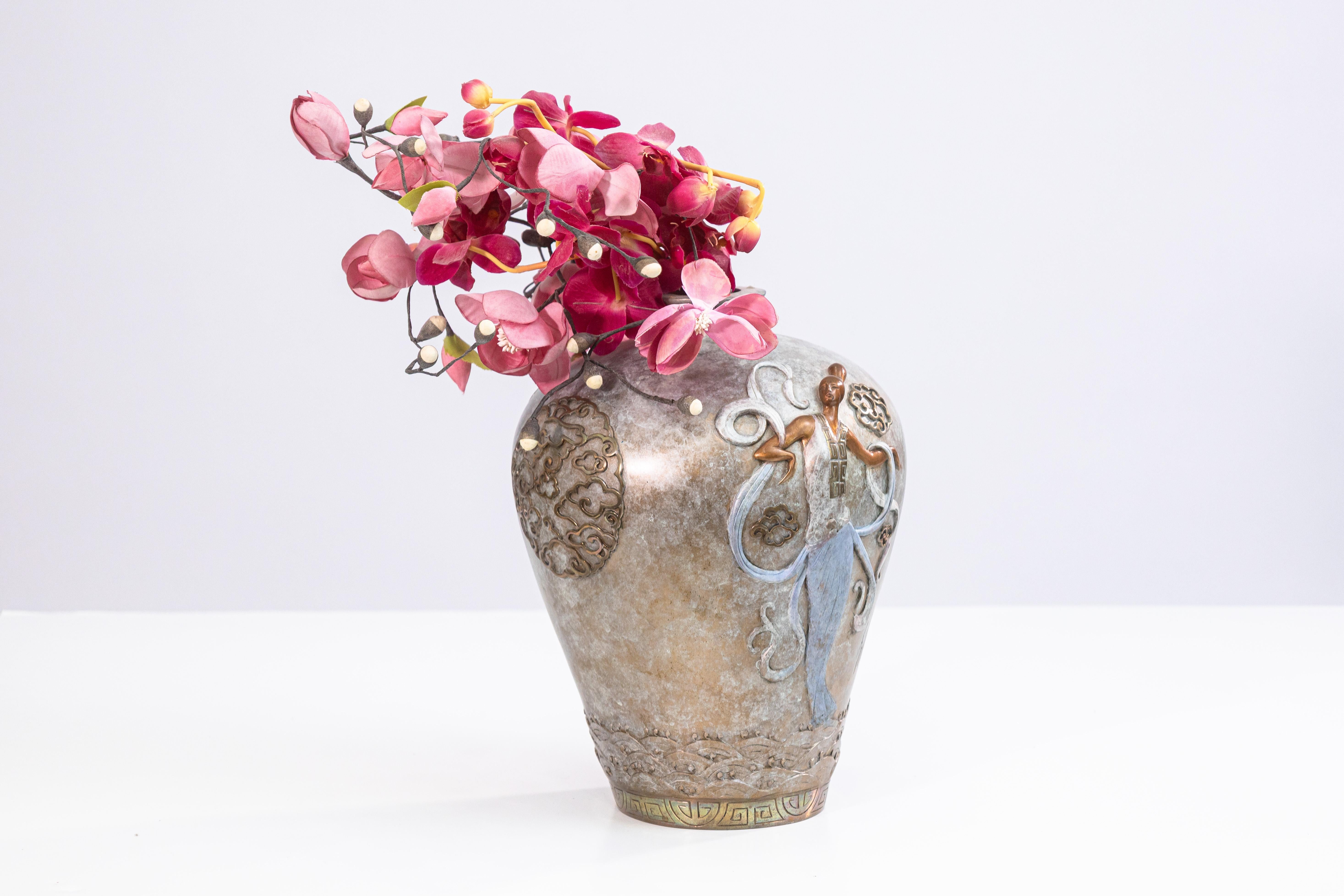 Vase contemporain en bronze doré inspiré de l'Art déco intitulé 