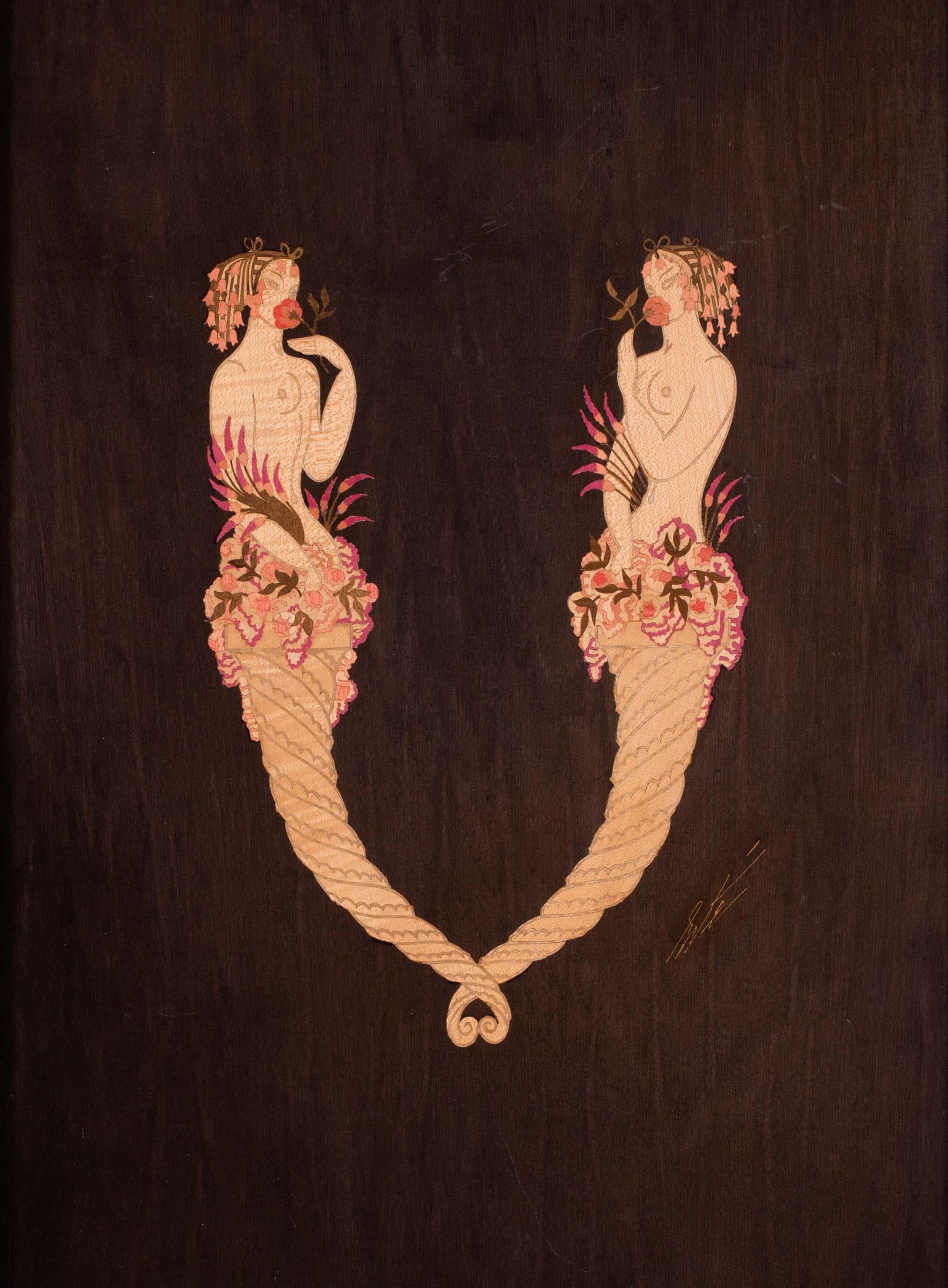 Pannello intarsiato firmato da Erte raffigurante la lettera 'V' della serie dell'alfabeto - Mixed Media Art Art Déco di Erte - Romain de Tirtoff