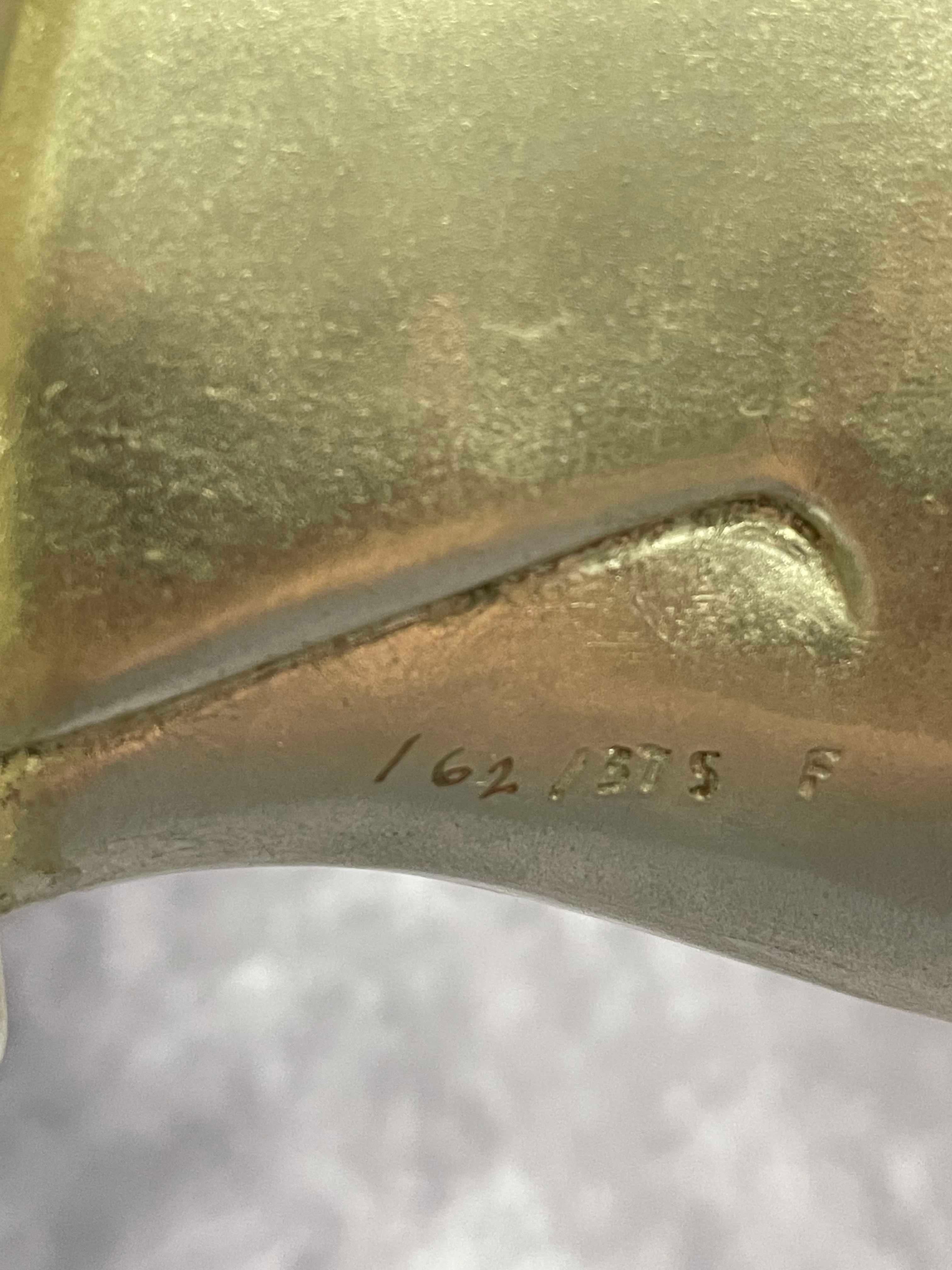 Asiatische Prinzessin (Gold), Figurative Sculpture, von Erte - Romain de Tirtoff