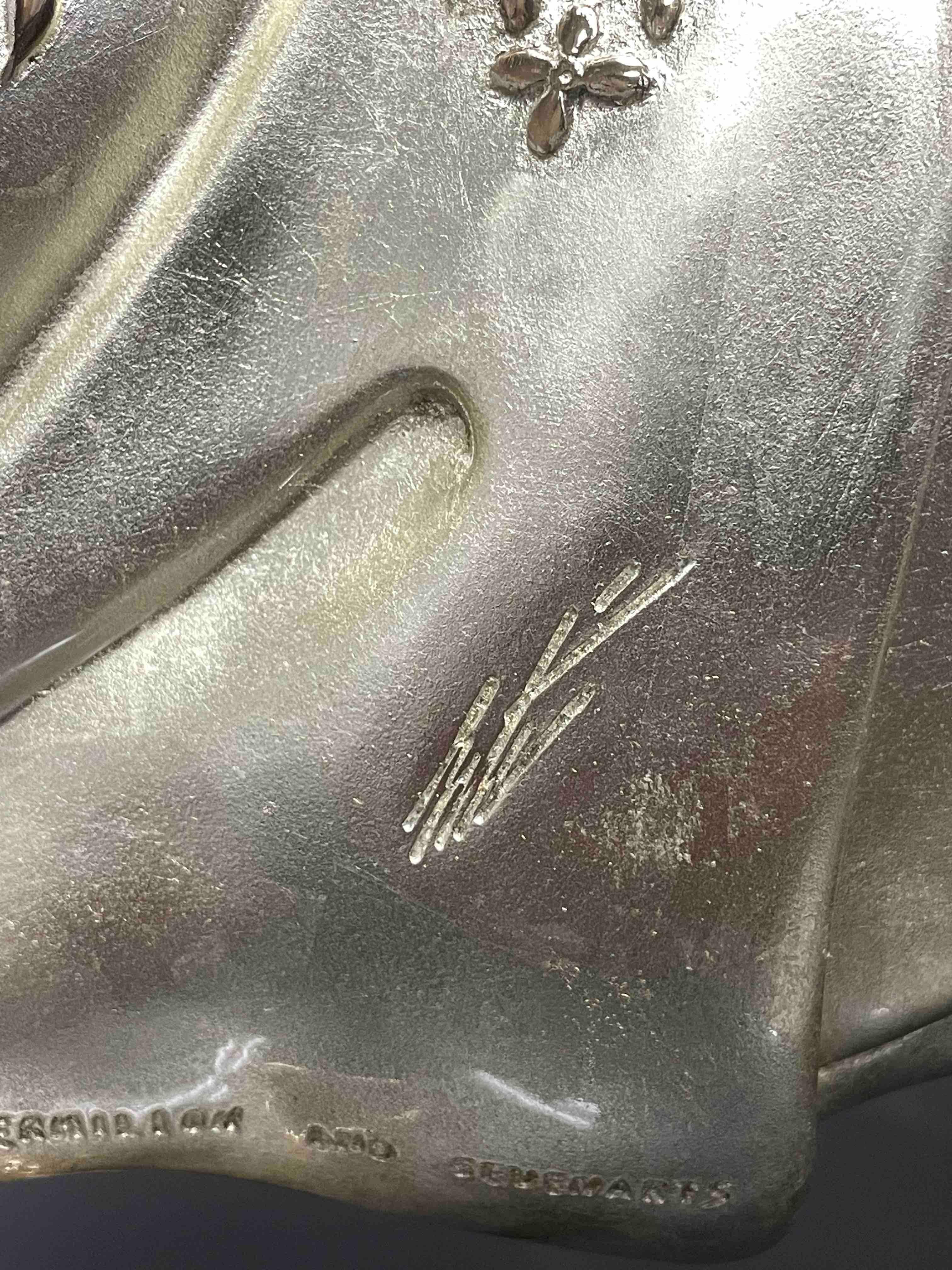 Erté schuf zahlreiche Kostüme und Kunstwerke, die von seinen Reisen und Erfahrungen mit den Ländern und Kulturen der asiatischen Welt inspiriert waren. Darüber hinaus waren die französischen Musiksäle, die ein fester Bestandteil seines kreativen