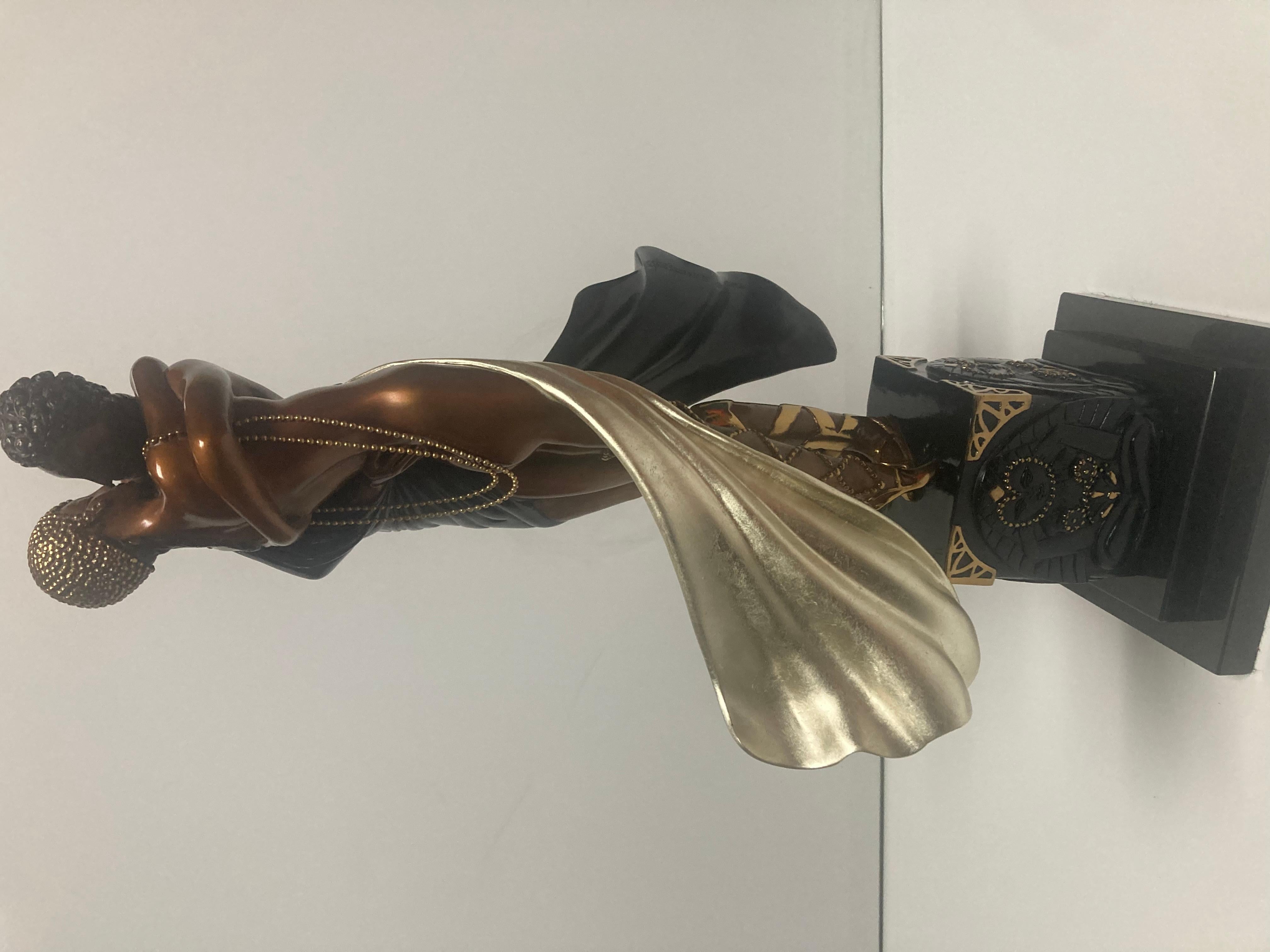 Dies ist eine von 375 signierte Erte-Bronze. In gutem Zustand. Maße 20x12